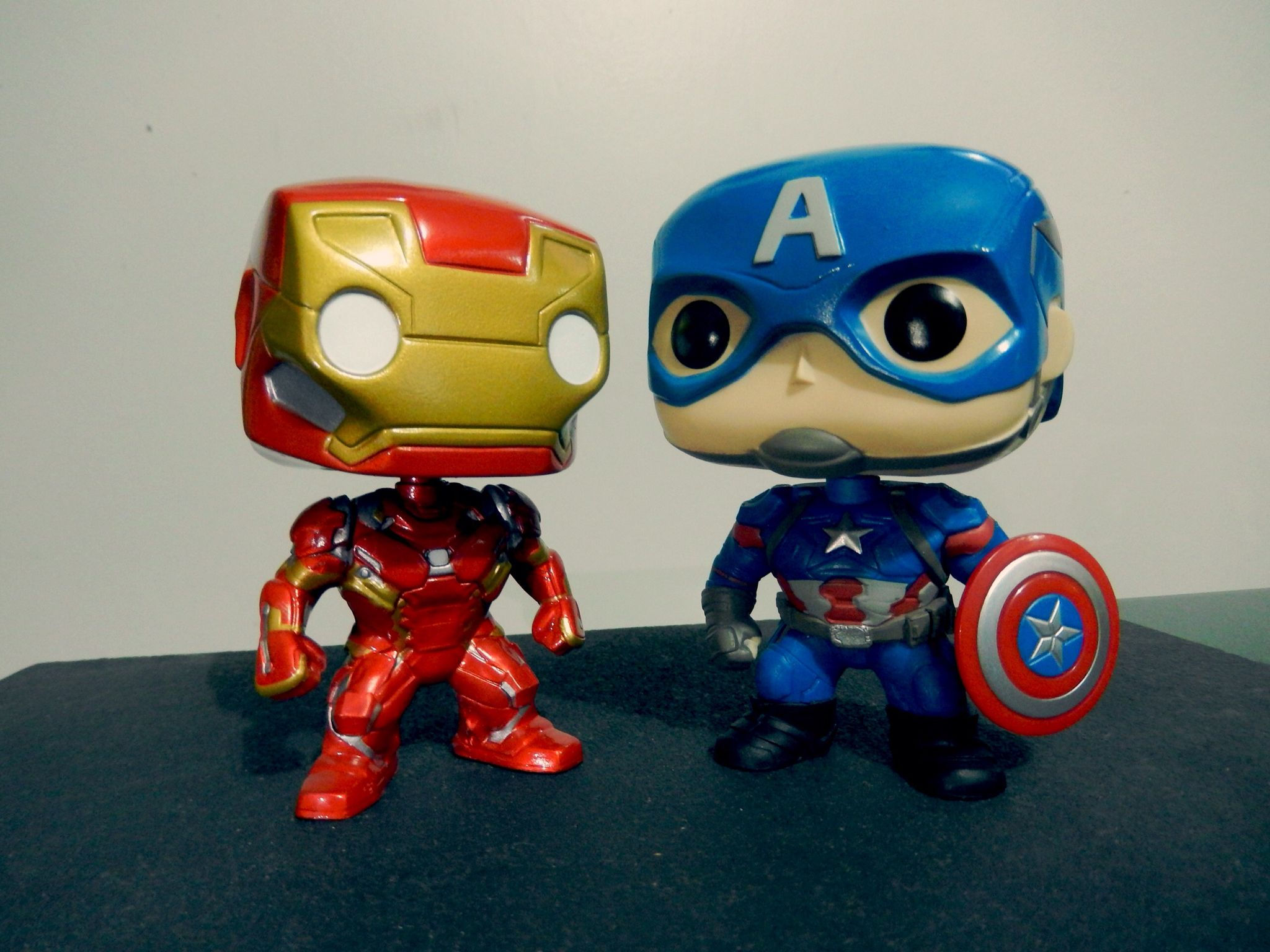 Wallpaper #_aV-OJMBVBiSkHCa5Y3h267 Civil War Ironman vs Captain America Ironman Vinyl Figures Funko Pop