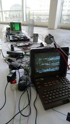 Wallpaper #4LhF25IBJvJKYCmEM_VT381 Retro Computer on Wooden Table