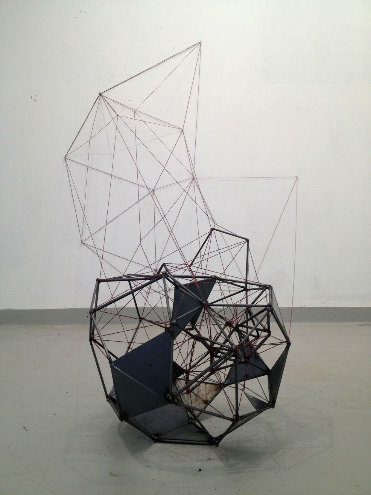 Wallpaper #1GfmC5MBSpphPi3-WtvR63 Abstract Geometric Wire Sculpture Installation
