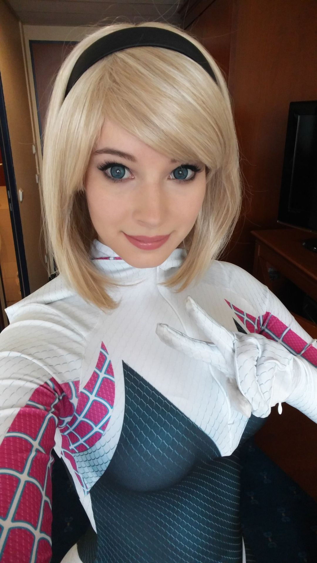 Wallpaper #w_SBOpMBKFX8bn3r_Hjv19 Spider Gwen Selfie by Enji Night Amazing Cosplay Marvel Cosplay