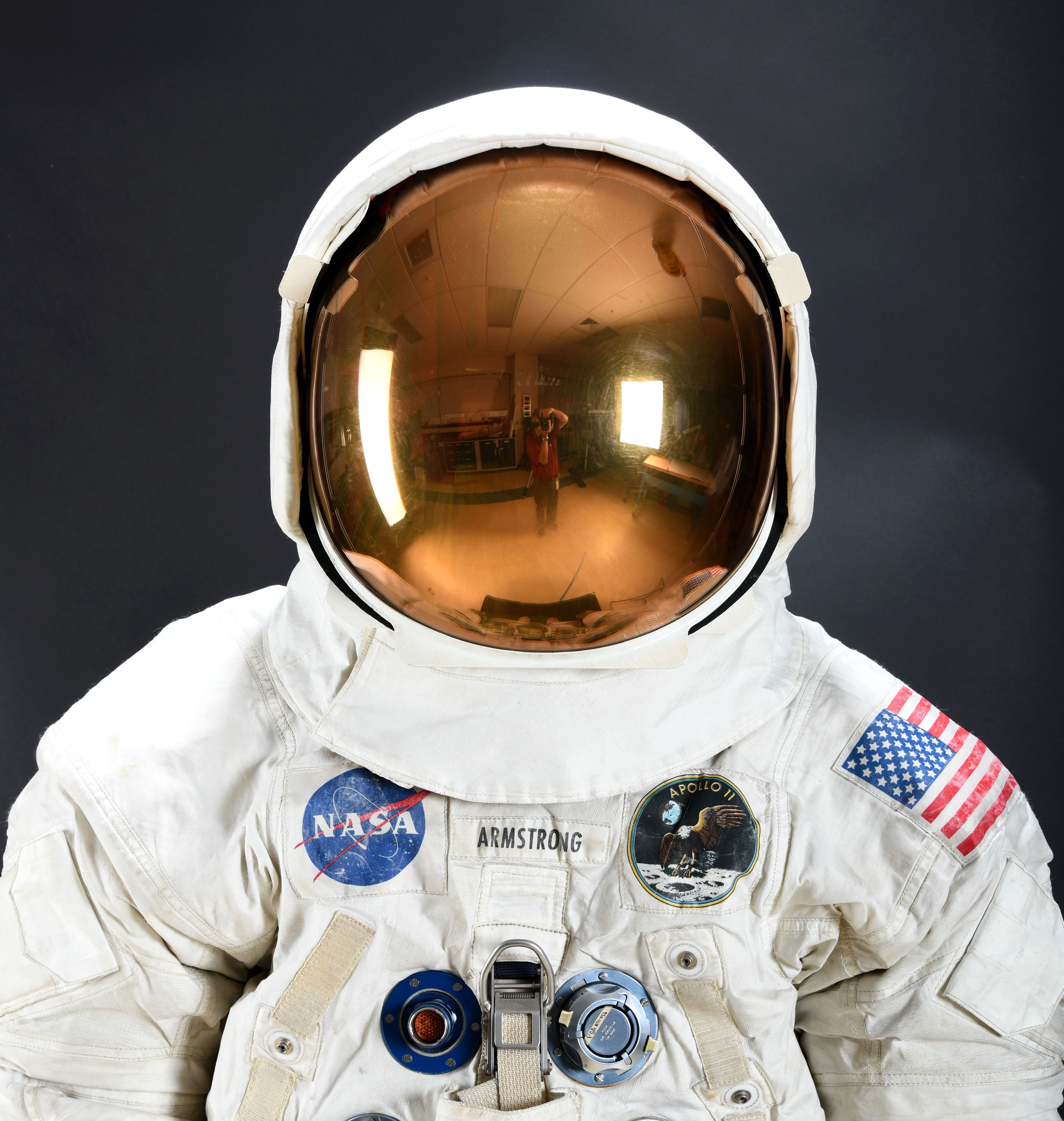 Wallpaper #e2eE_JIBSpphPi3-ZZiW32 Photographing Neil Armstrongs Spacesuit Neil Armstrong Armstrong