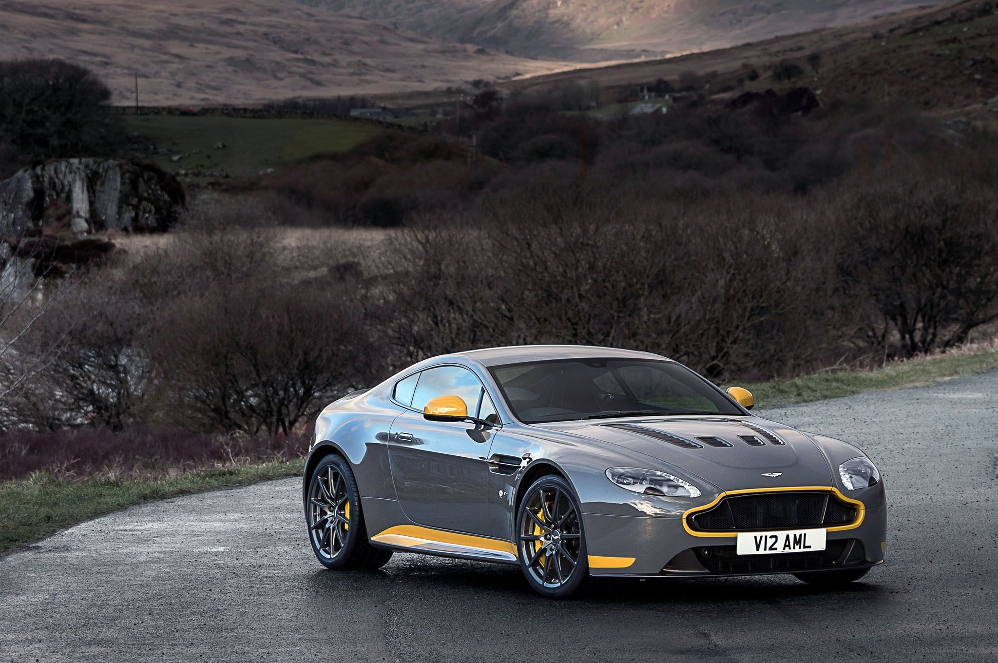 Wallpaper #rRmiNY8BtGB6xQ78w6D336 Image for 2017 Aston Martin V12 Vantage S iPhone 6 Wallpaper Lexus