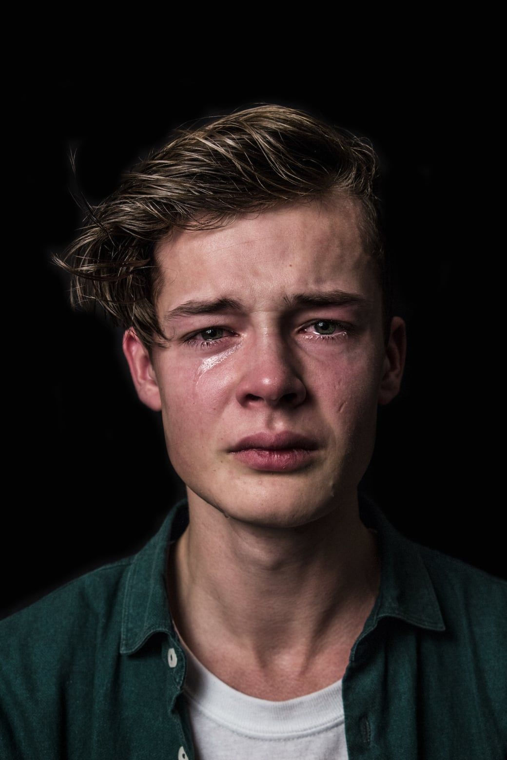 Wallpaper #q2eP65IBSpphPi3-00yX62 18 Photos of Men Crying That Challenge Gender Norms Expressions