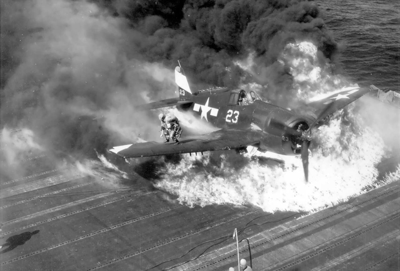Wallpaper #xmetDJMBSpphPi3-fN8M263 Pilot Escaping His Burning F6f 5 Hellcat on the Deck of the Uss