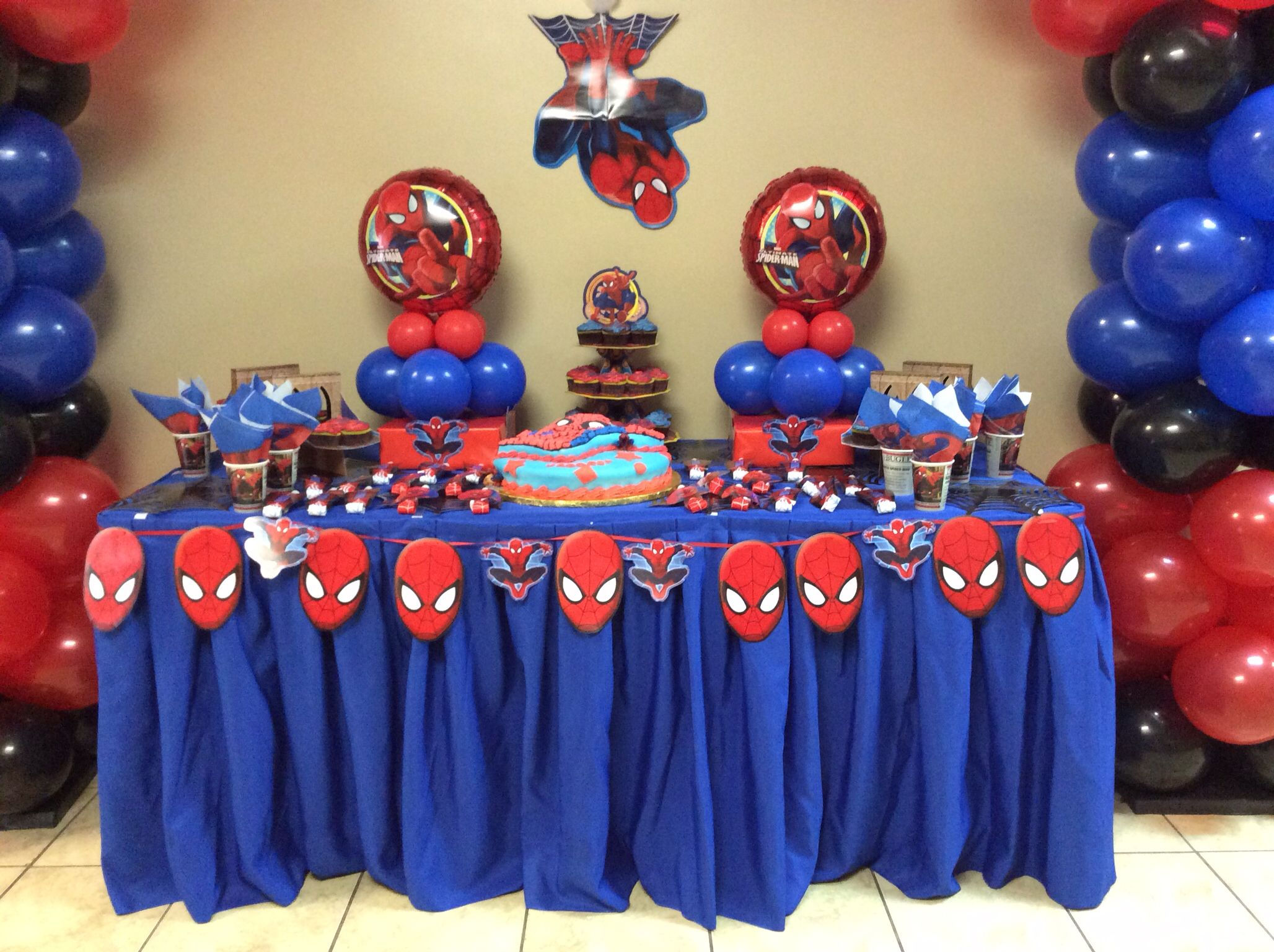 Wallpaper #XxlHOo8BtGB6xQ78k6zx12 A Spiderman Birthday Party with Balloons and Decorations