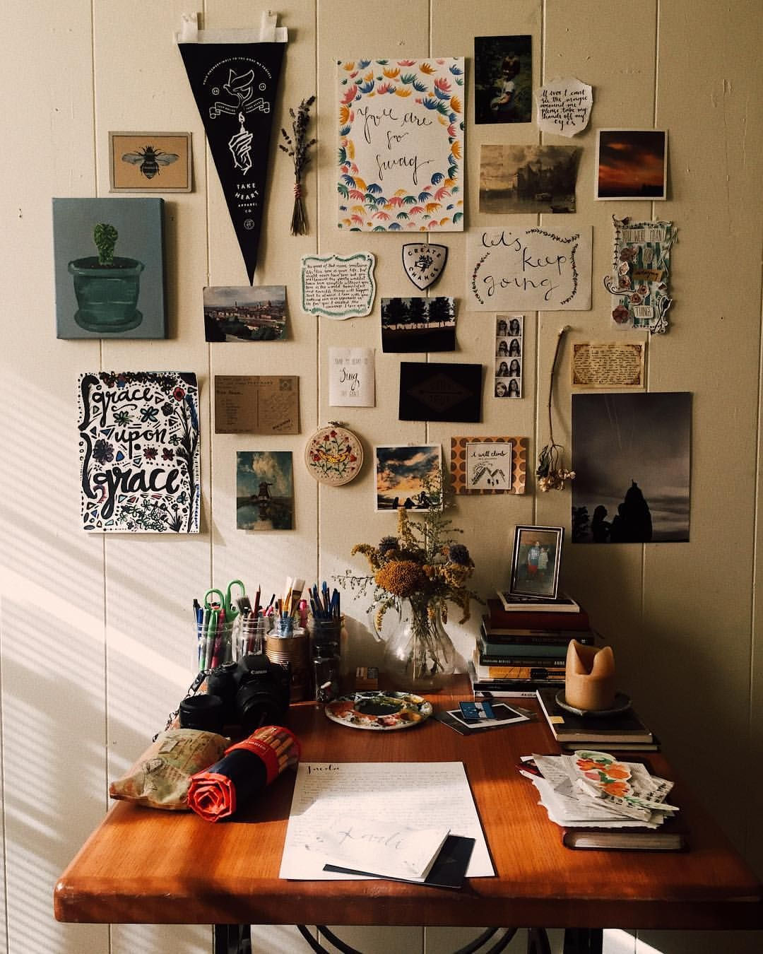 Wallpaper #NIf9MZMBPAdmKxa2-GMa171 Art Corner Hannahjgoodwin on Instagram Desk Organization Diy Boho