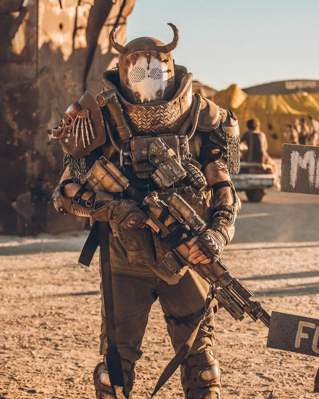 Wallpaper #oJl_P5MBUcASHT6nQswf94 Post Apocalyptic Costume Demon in the Desert