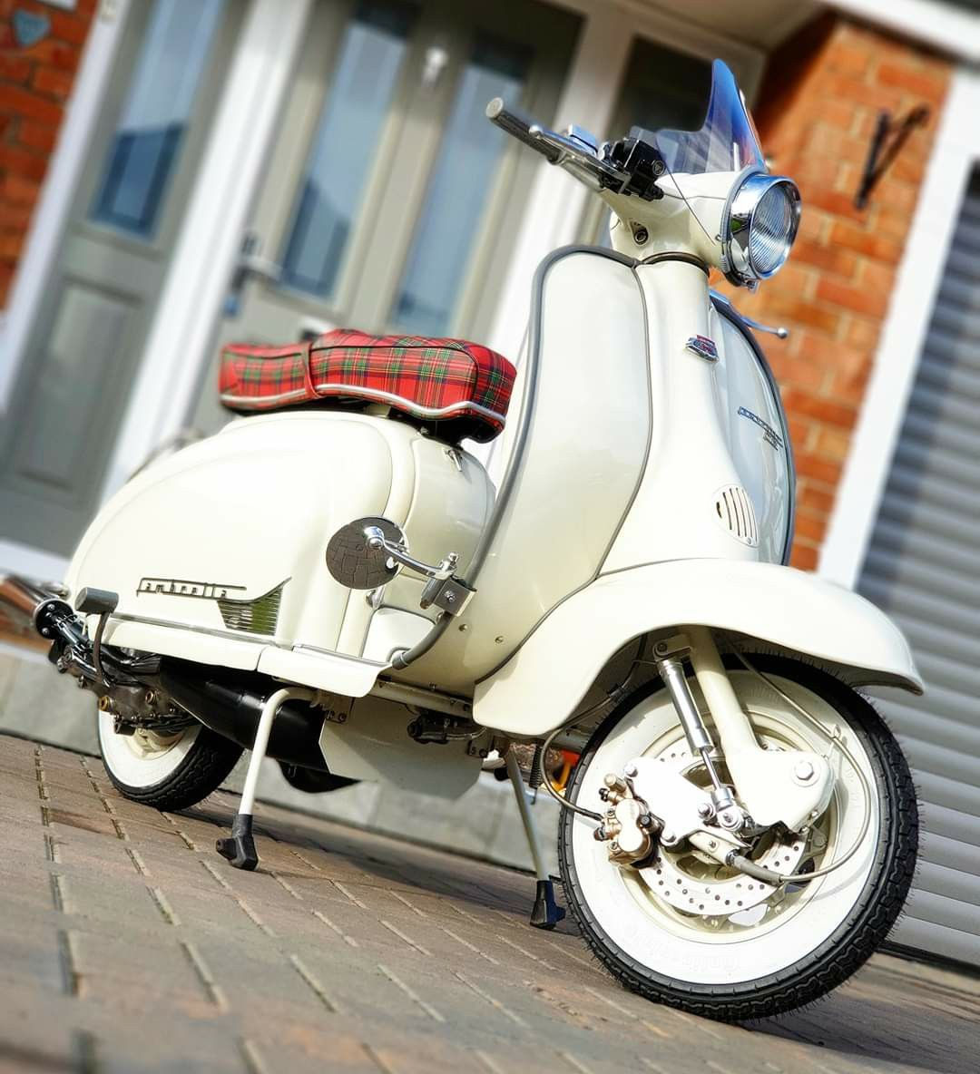 Wallpaper #wuqLUpMBlwTYPL18Cgn-228 Mod Scooter Lambretta Scooter Motor Scooters Italian Beauty Helen