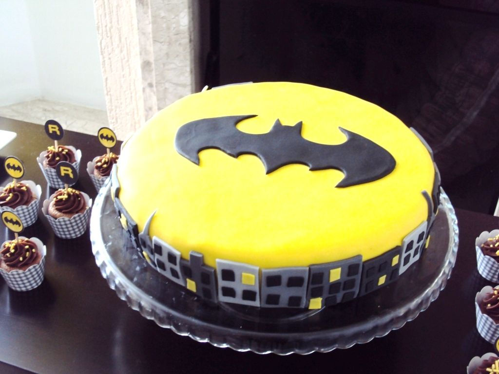 Wallpaper #s2dM9ZIBSpphPi3-Q36y416 A Batman Themed Birthday Cake Surrounded by Cupcakes