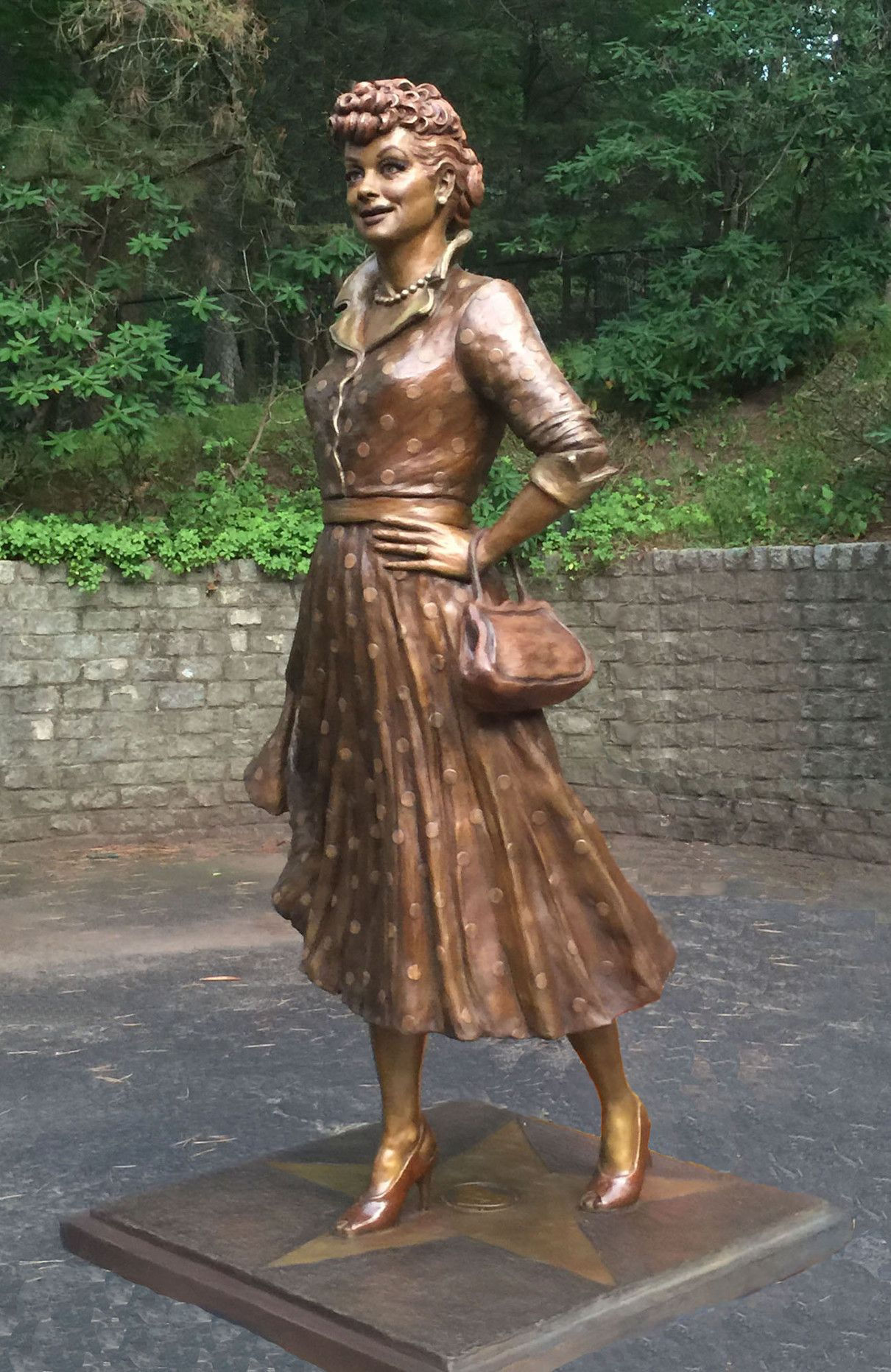 Wallpaper #gm0GaZcBycdYOYFTTnDM84 Heres Lucy Lovely Lucille Ball Statue Replaces Scary Lucy in