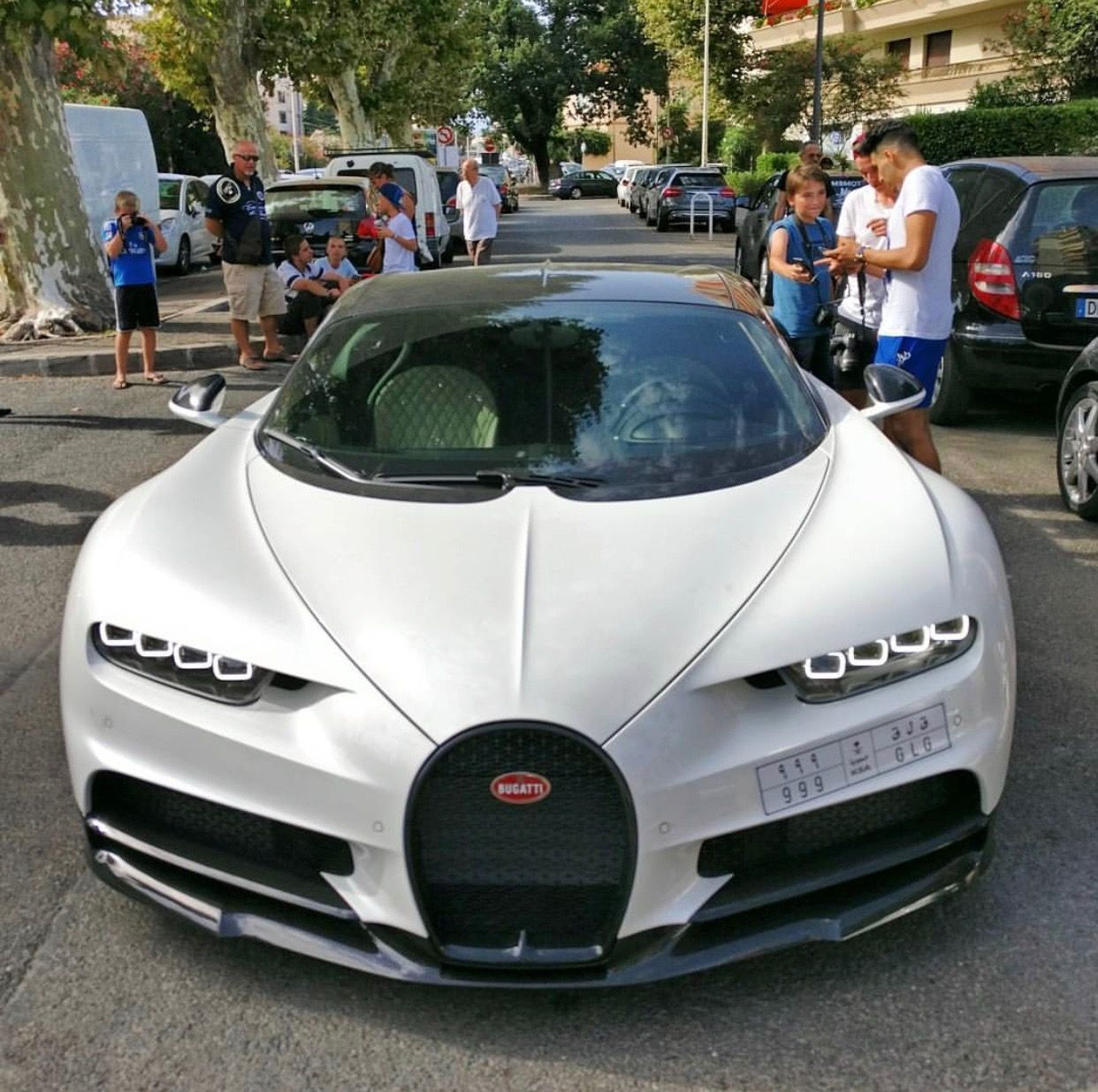 Wallpaper #GGhDGZMBSpphPi3-8Rap260 Bugatti Chiron Painted in White and Exposed Carbon Fiber Bugatti Brand