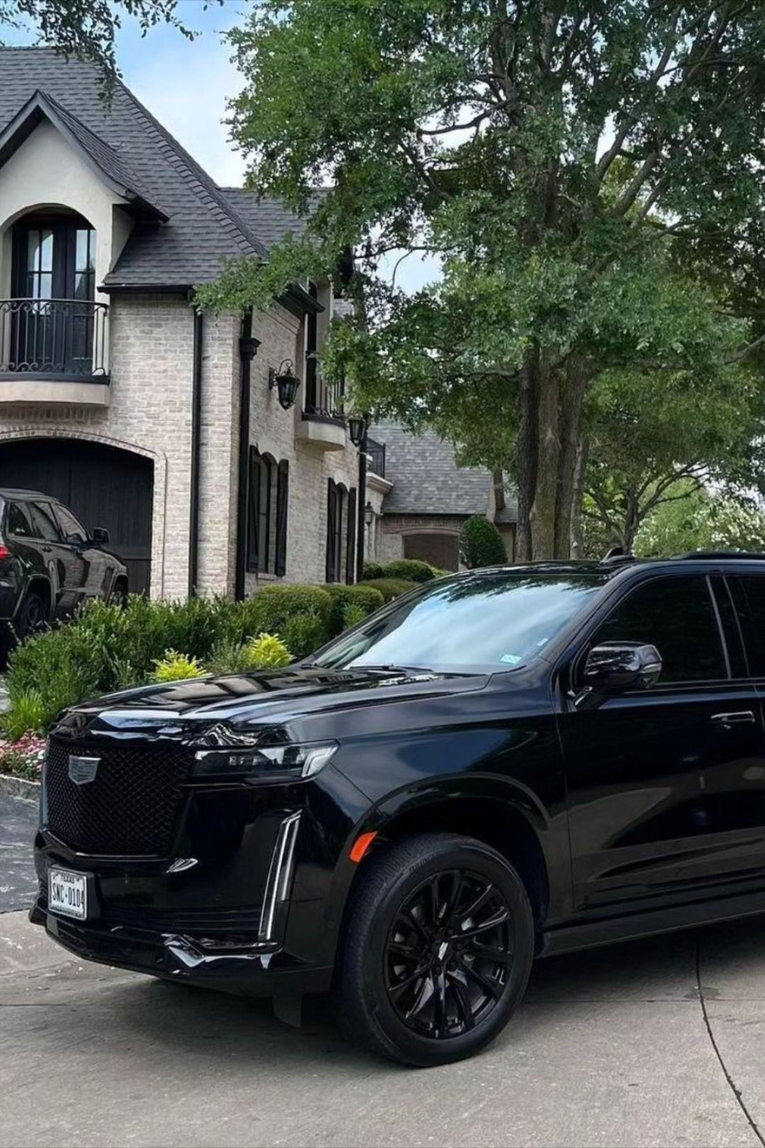 Wallpaper #VuoBU5MBlwTYPL18ogqa314 A Black SUV Parked in Front of a House