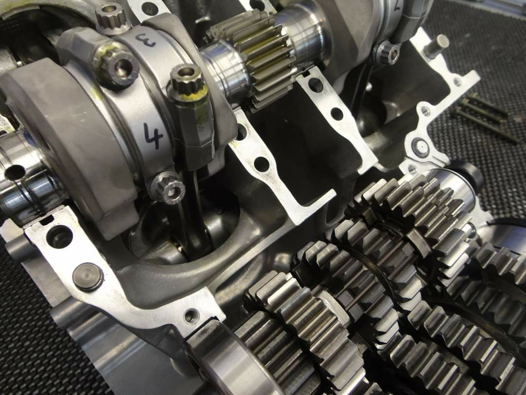 Wallpaper #pmgxIZMBSpphPi3-Ny_B39 An Image of a Machine That is Working on Its Gears and Gear System