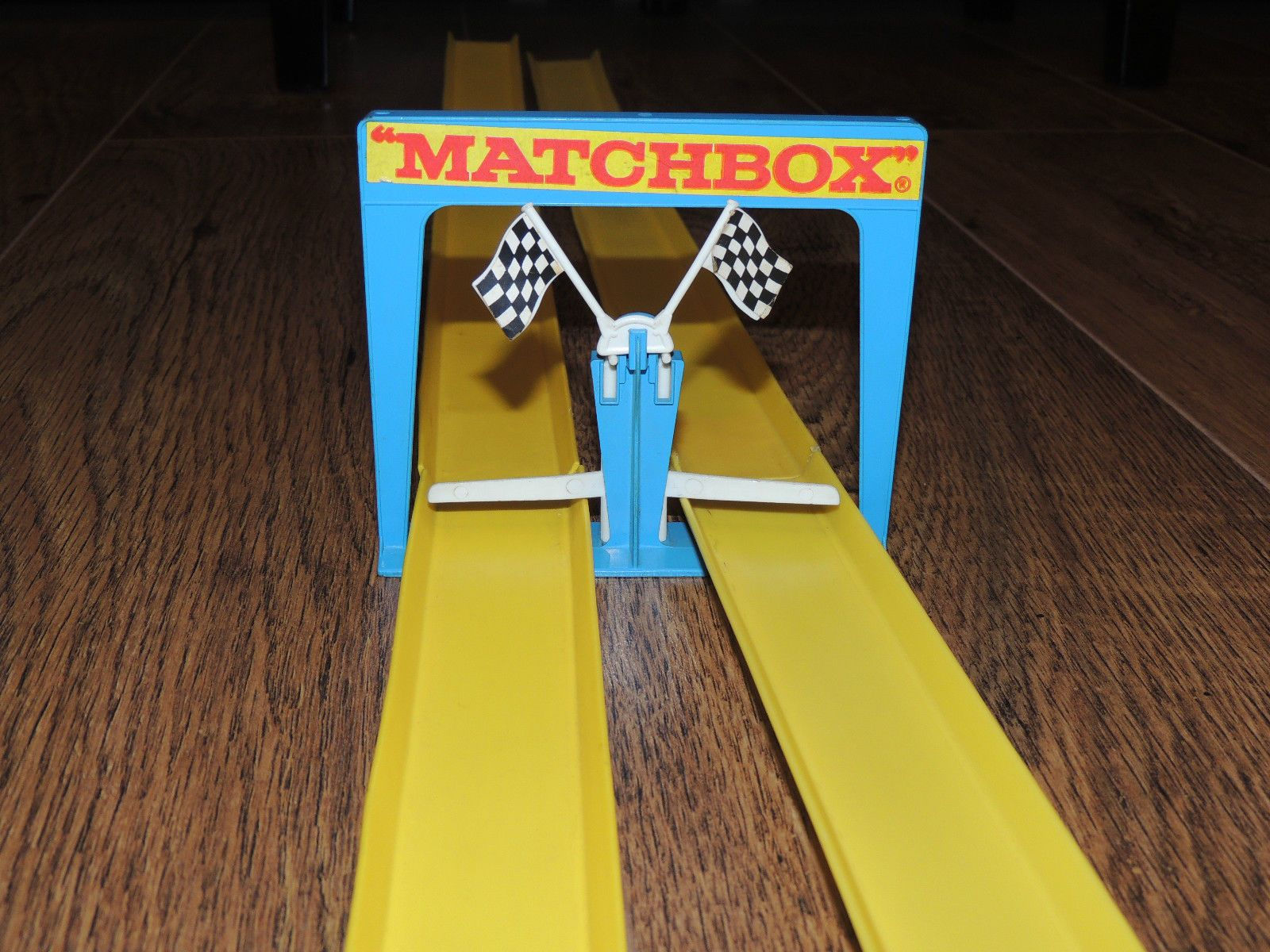 Wallpaper #lh0vK5MBlOZrFDOktMWw31 Finishing Line of Matchbox Superfast Twin Loops Race Track Set
