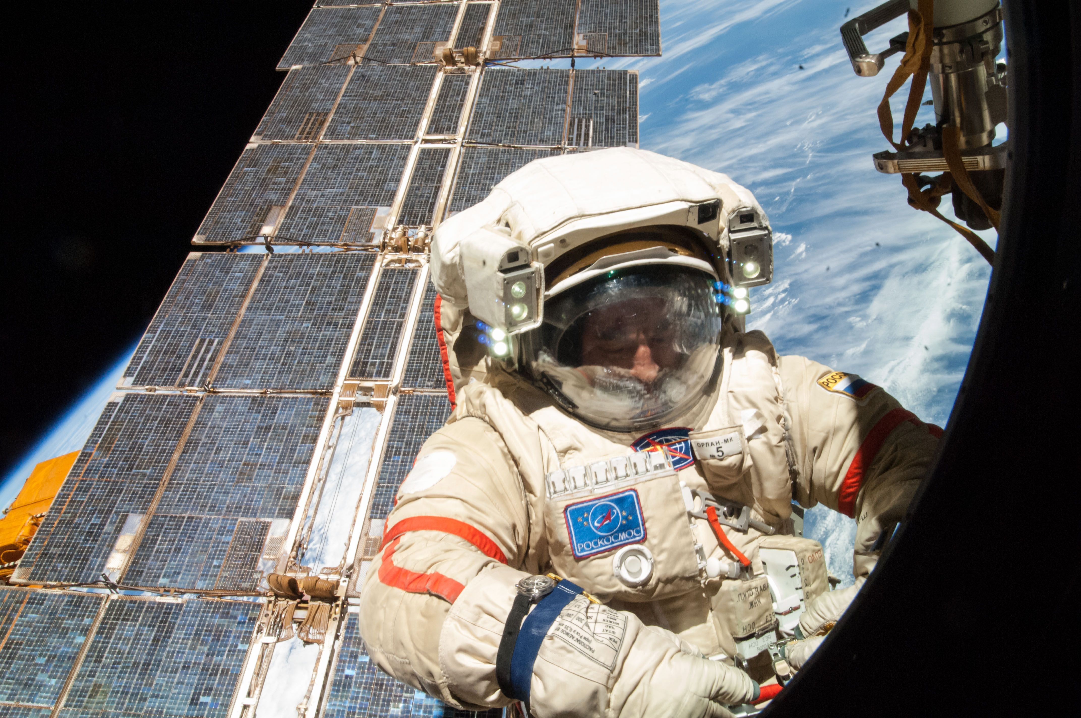 Wallpaper #Bh24K5MBlOZrFDOkqcgC158 Exploring Space Russian Cosmonaut in Orlan Spacesuit