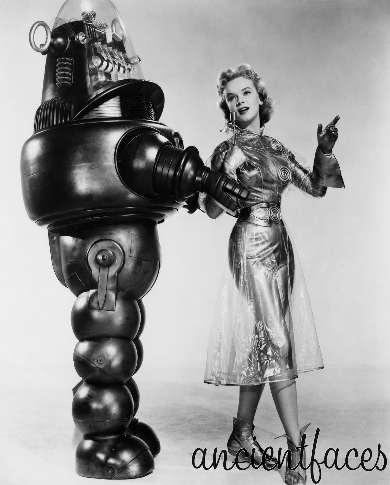 Wallpaper #bmcL-pIBSpphPi3-1o8F24 Forbidden Planet Anne Francis Vintage Robots Robby the Robot