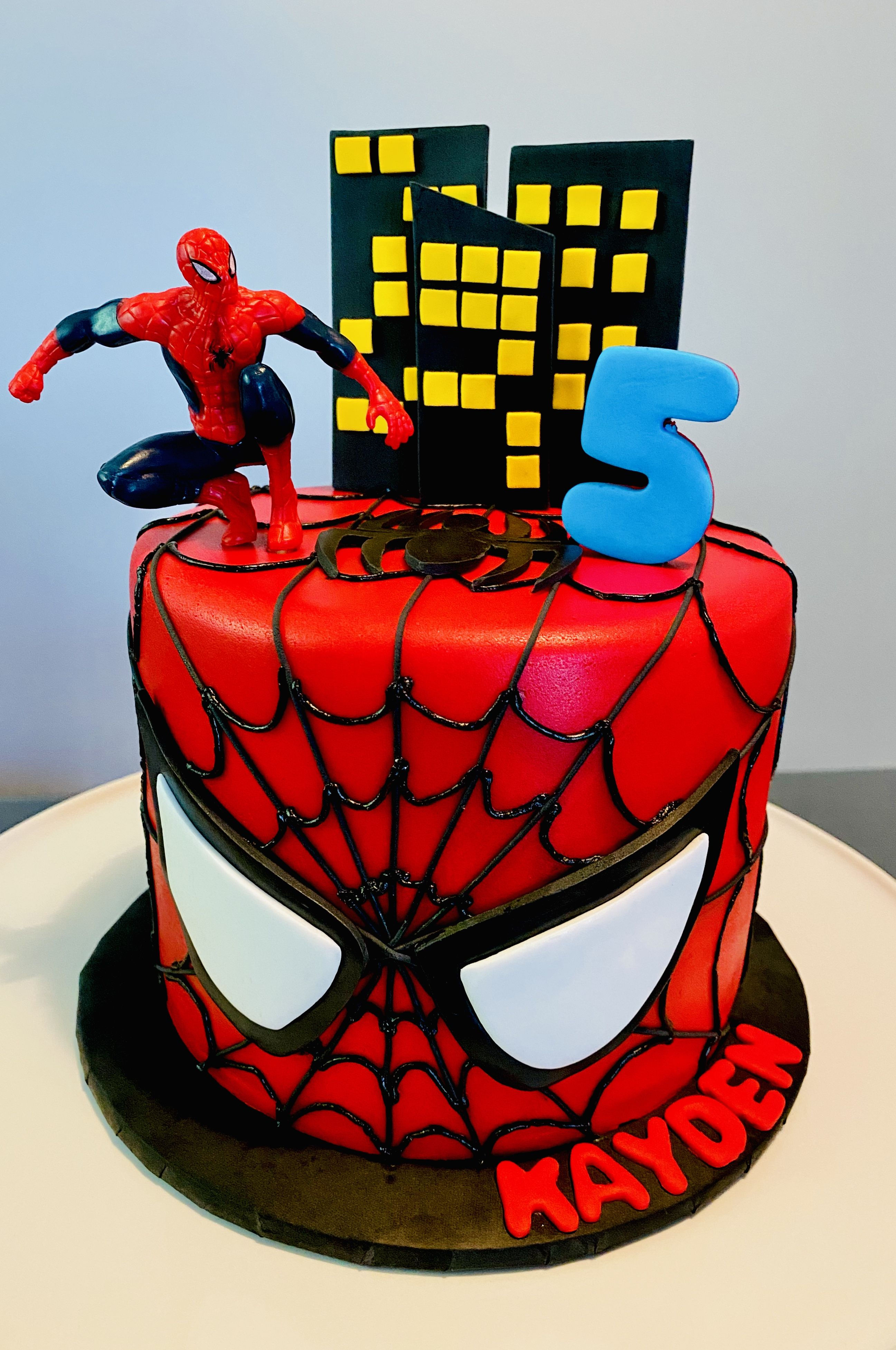 Wallpaper #2nNBh44BFI5NbQksQyDd15 Spider-Man Cake with a Cityscape and the Number 5