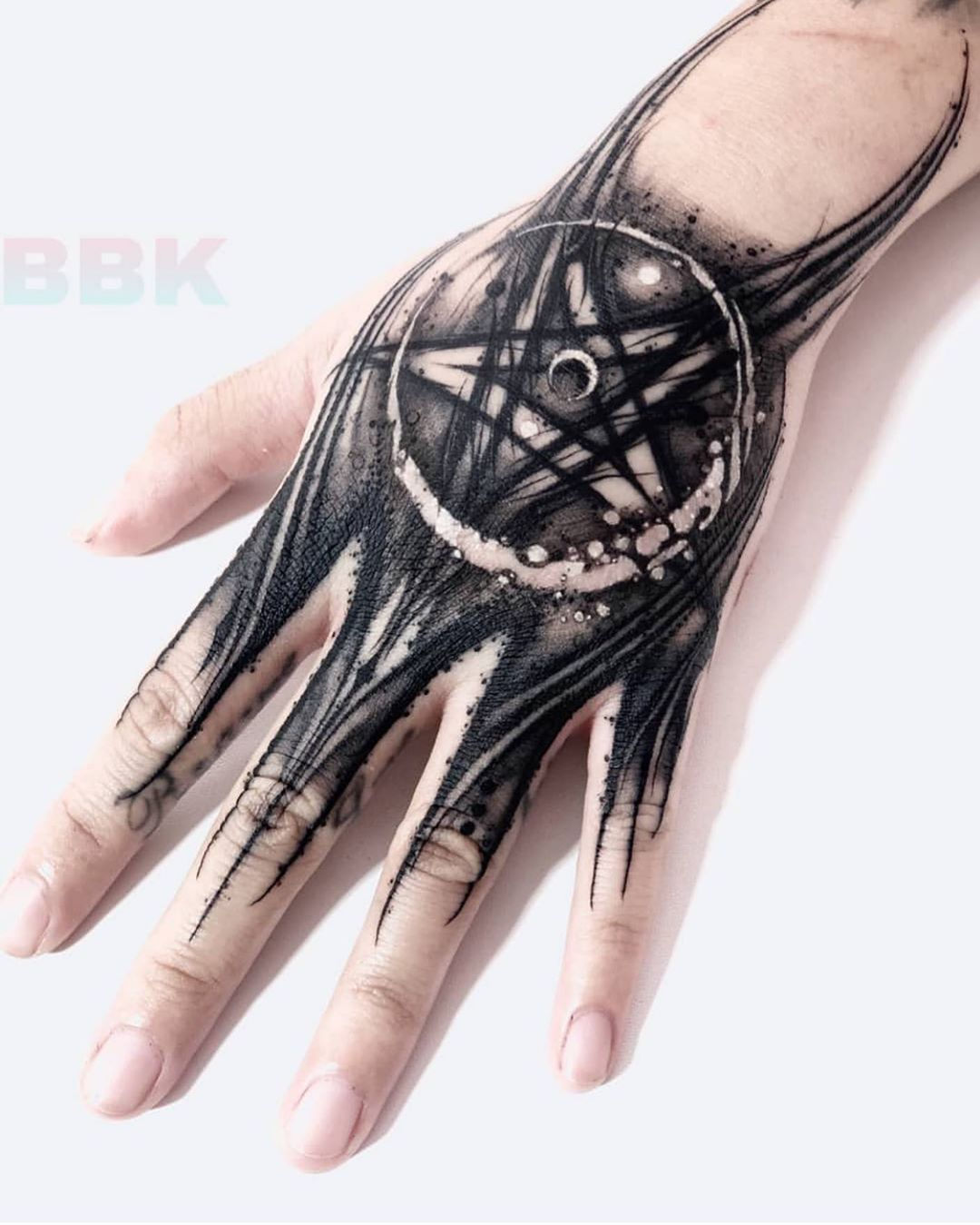 Wallpaper #DDF6NZMB5zzyi_yYrVeh197 Sick Hand Tattoo Done by the Great Artist at 12 Bbk I Love This Artist