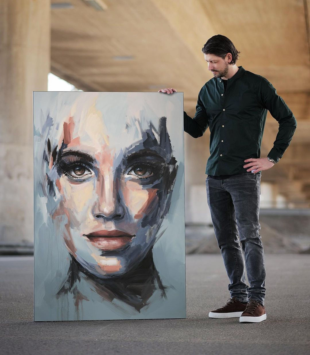 Wallpaper #W2g2IpMBSpphPi3-mTKk334 A Man Standing Next to a Large Painting of a Womans Face on a Canvas