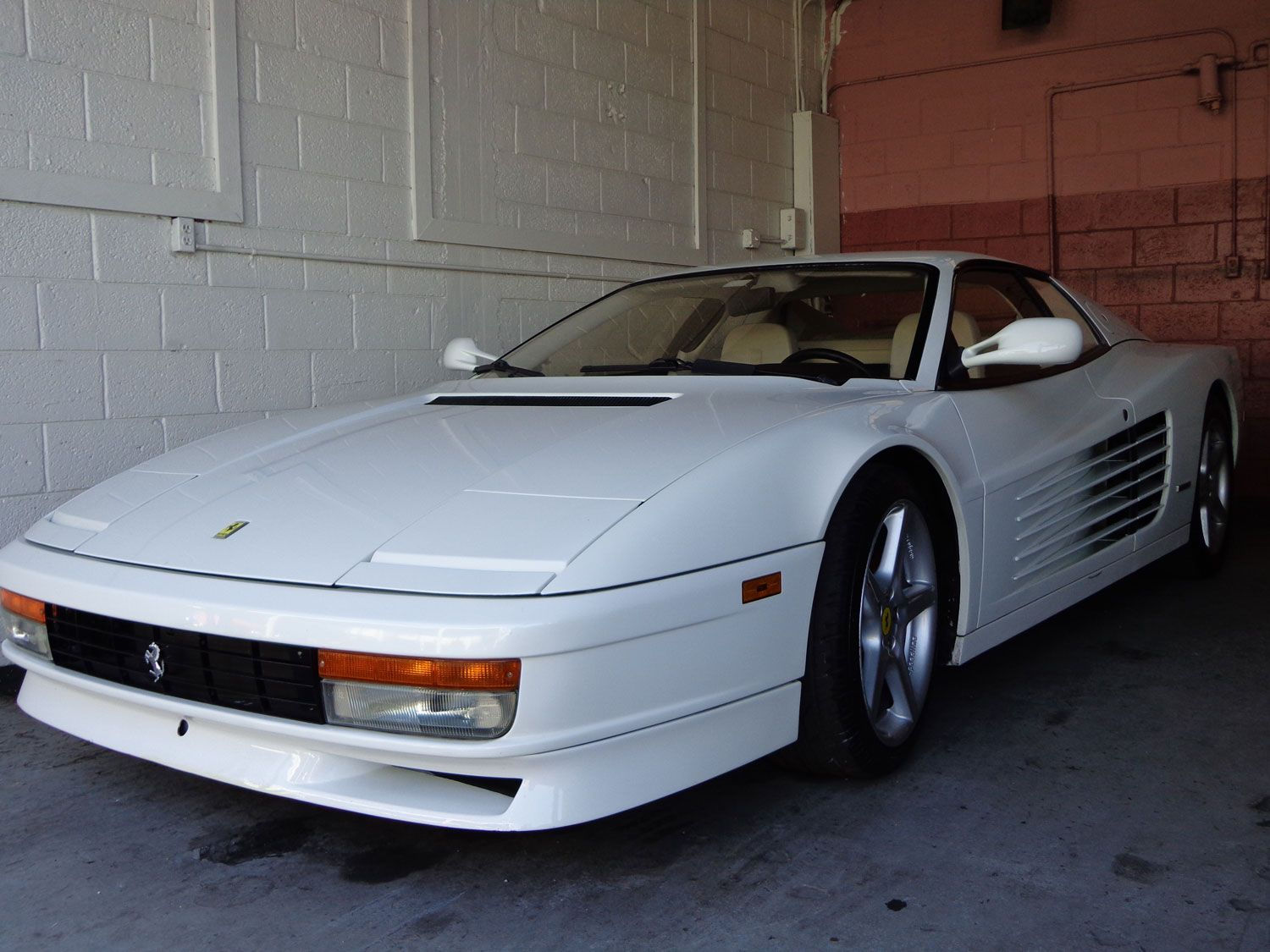 Wallpaper #L_AJf5cBi4JM6agGmiBh19 White Ferrari Testarossa in Miami Vice