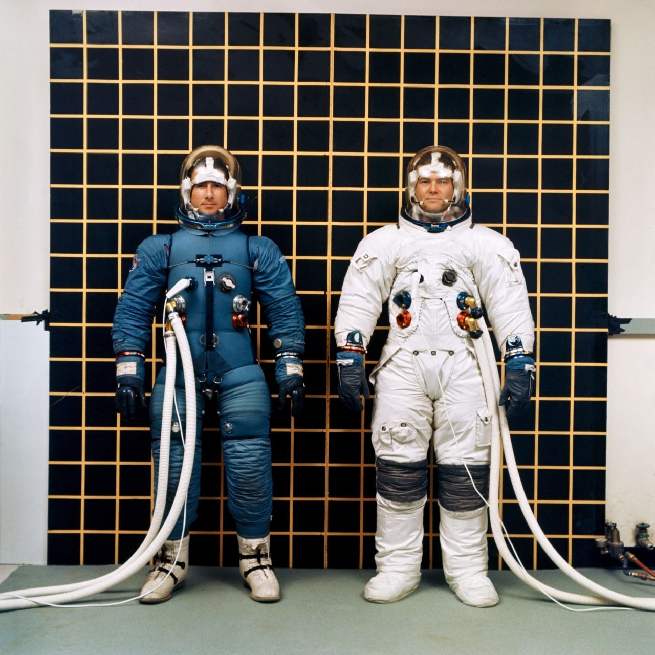 Wallpaper #e2eE_JIBSpphPi3-ZZiW25 Astronauts Irwin and Bull Model the Apollo Iva Intravehicular Activity