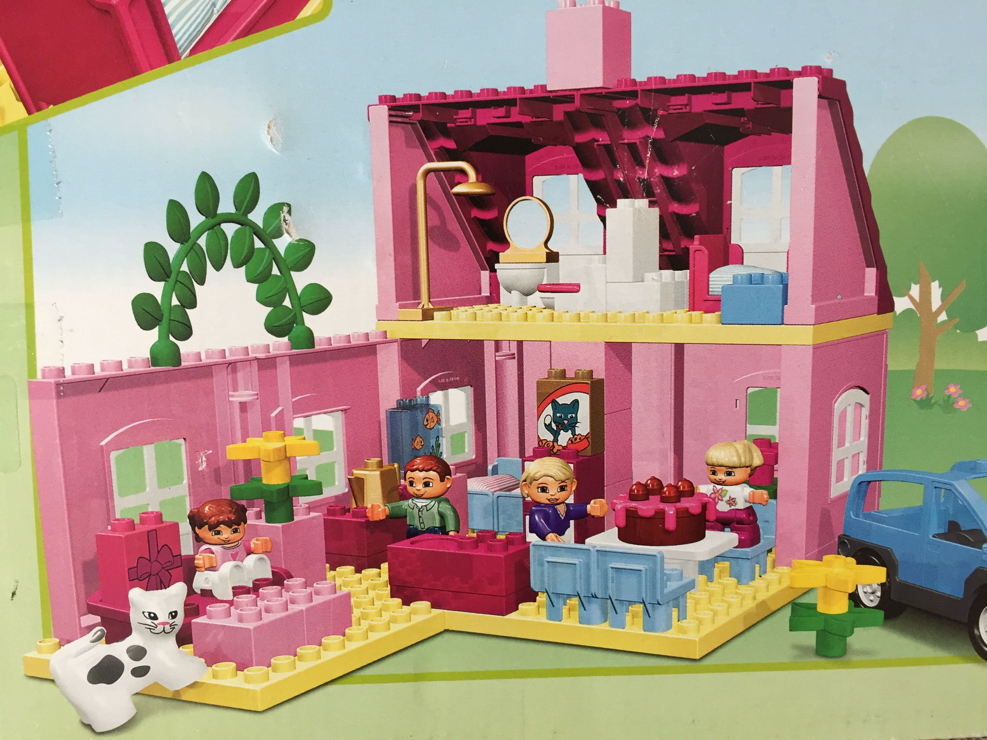 Wallpaper #aYcGMpMBPAdmKxa2yGN6154 There is a Toy House Made Out of Legos in the Box and Its Pink