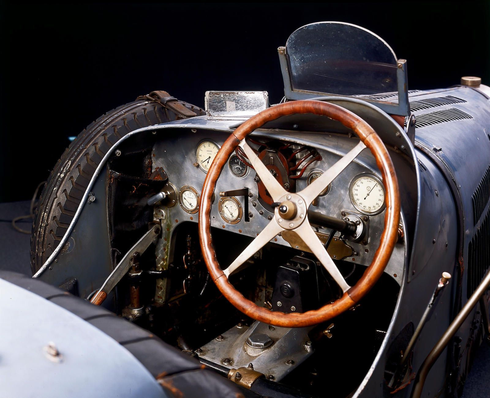 Wallpaper #a7gu3JIBJvJKYCmEdvp7388 The Steering Wheel and Dashboard of an Old Race Car