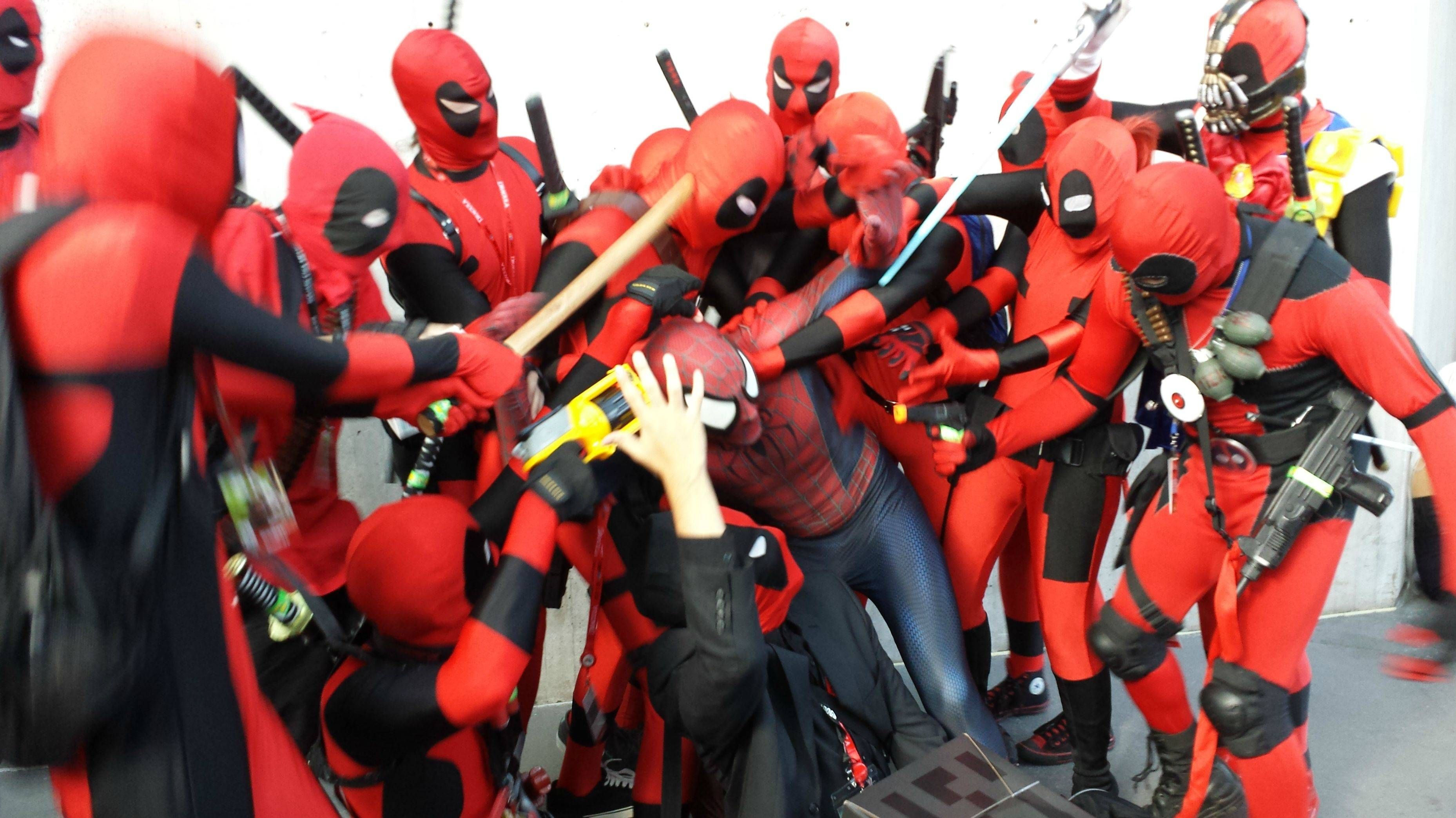 Wallpaper #pZxE4ZIBZHQxiYarGLot307 There Was a Huge Group of Deadpools at Comic Con Today They Were