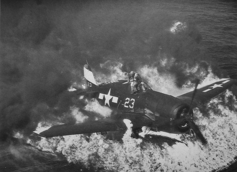 Wallpaper #hrgO15IBJvJKYCmELuEg67 Bmashy the Pilot Leaves the Burning Fighter Grumman F6f 5 Hellcat