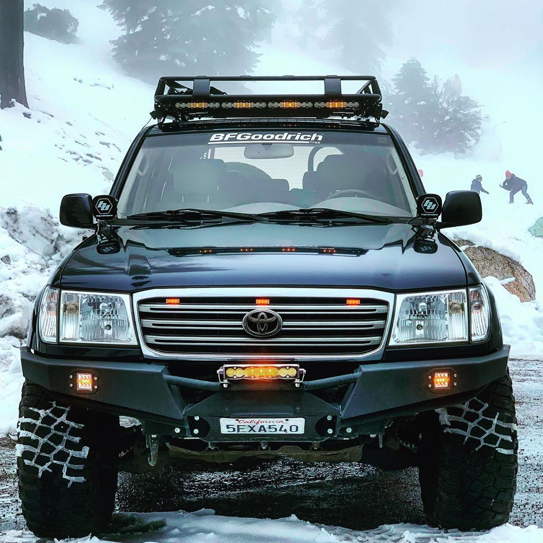 Wallpaper #xmfK55IBSpphPi3-yzmm202 The Front End of a Black Four Door SUV with Lights on and Snow Covered