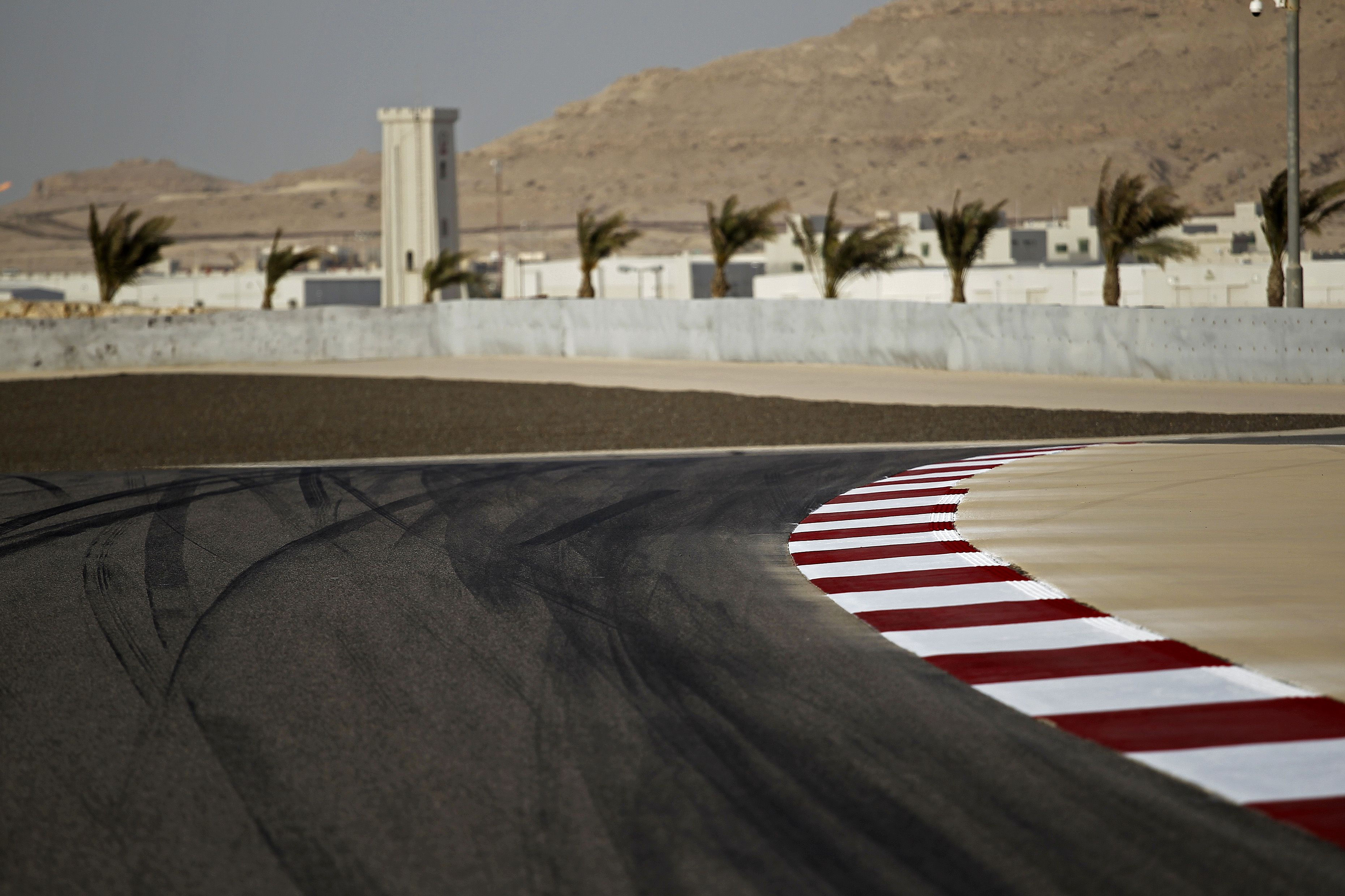 Wallpaper #2n3W844Bnwiau_P6TA1p52 Abu Dhabi Race Track Formula 1 Circuit