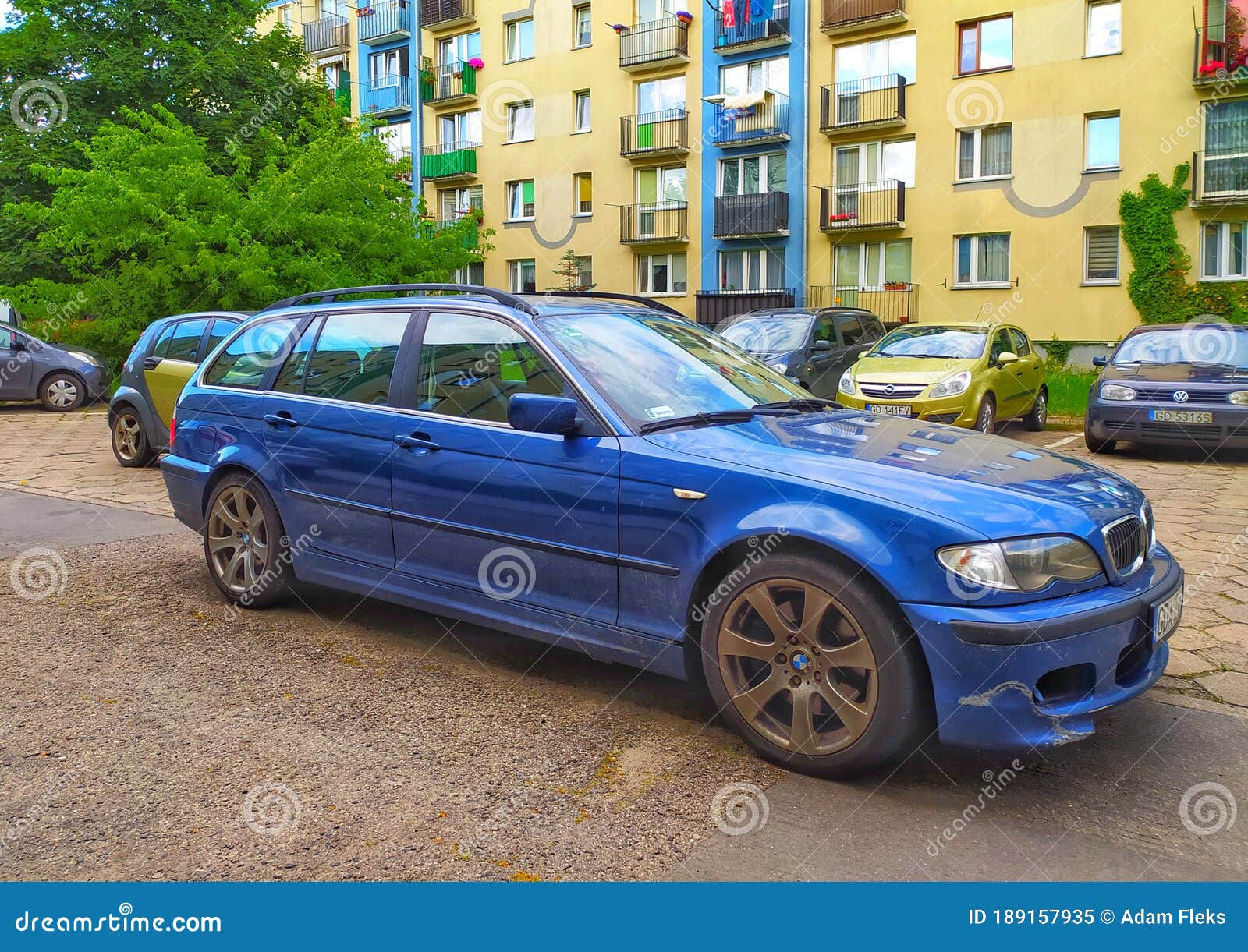 Wallpaper #EWfQ-JIBSpphPi3-YIsj232 Old Vintage Classic Hatchback Car Blue BMW Parked Editorial Image