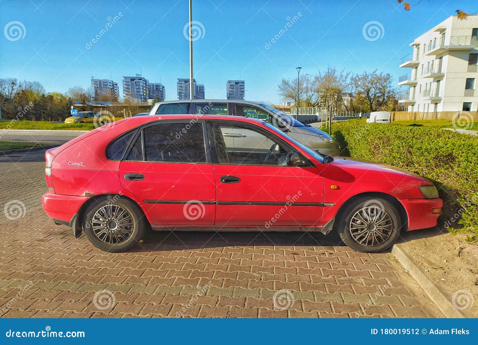 Wallpaper #9EK8PZMBOBpx0NhmxMUj238 Old Classic Rusty Red Toyota Corolla Hatchback Private Car Parked