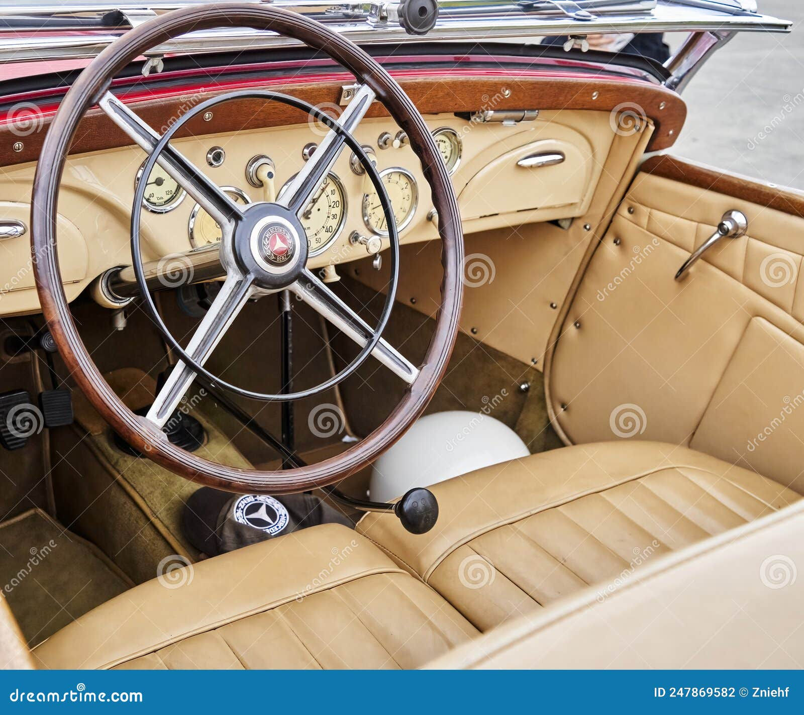 Wallpaper #vQNOZpMBpyOg8YnEcNog231 Mercedes Benz Classic Car Interior with Wooden Steering Wheel and