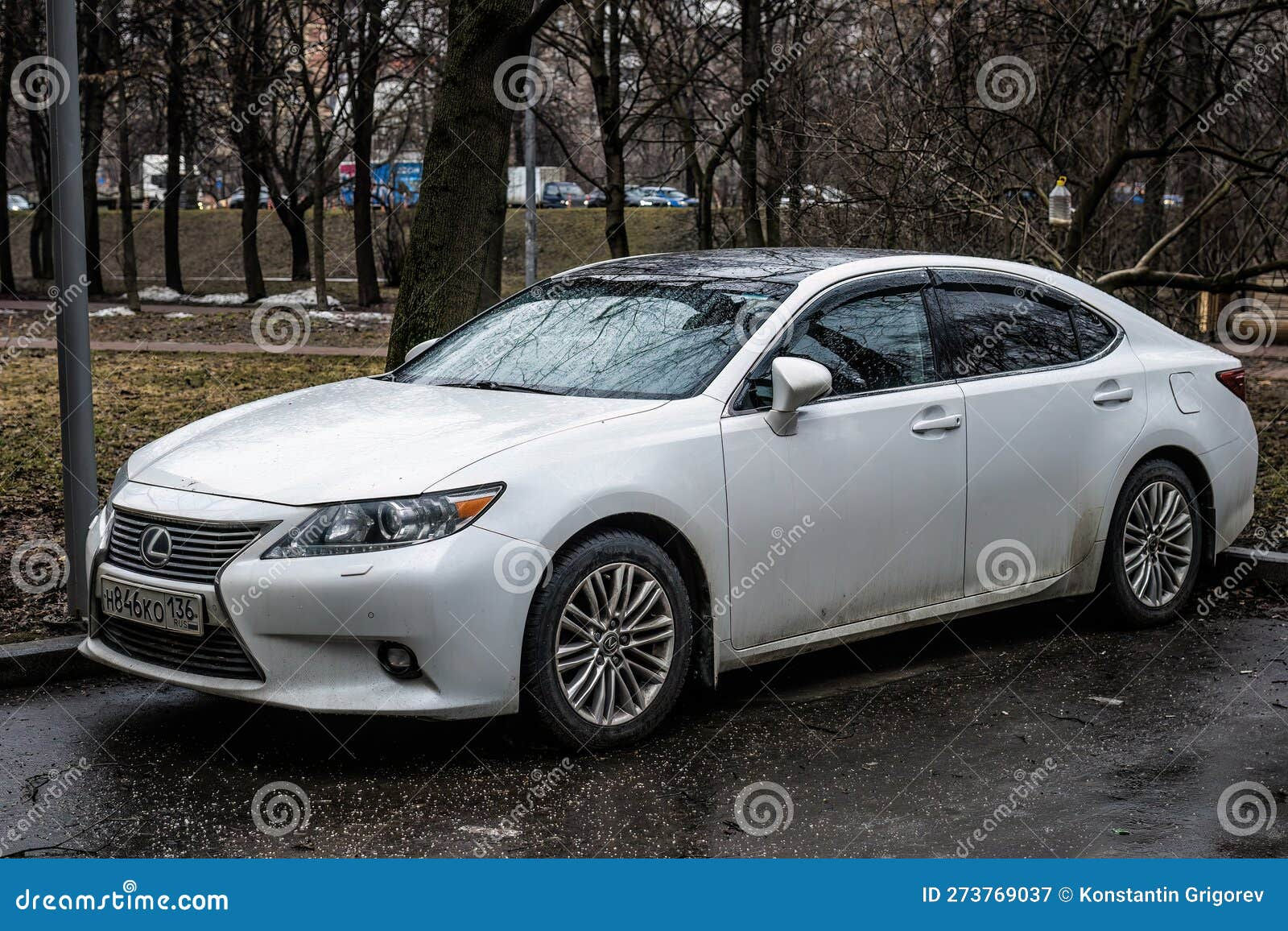 Wallpaper #kWidIpMBSpphPi3-uDN4146 White Lexus Es250 2014 Car Front Side View on the Car Parking Editorial