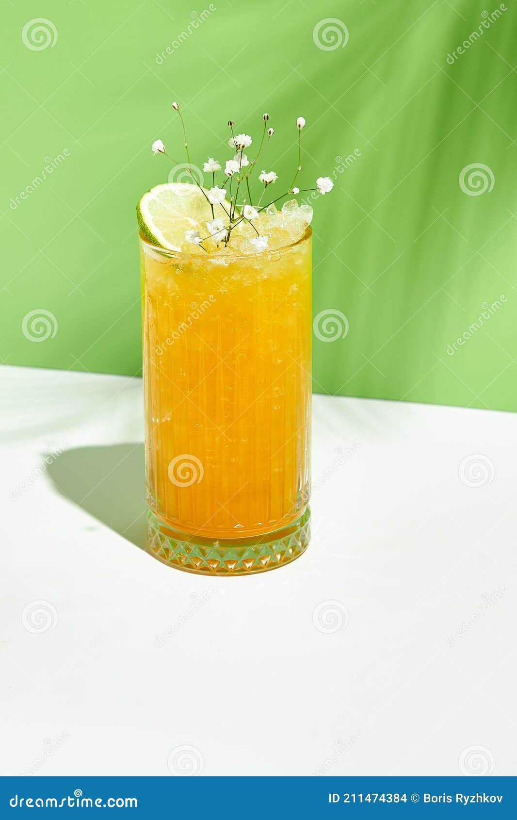 Wallpaper #GGfpAZMBSpphPi3-Wa1b45 Mango Lemonade Drink Over Green Background White Table with Sunlight