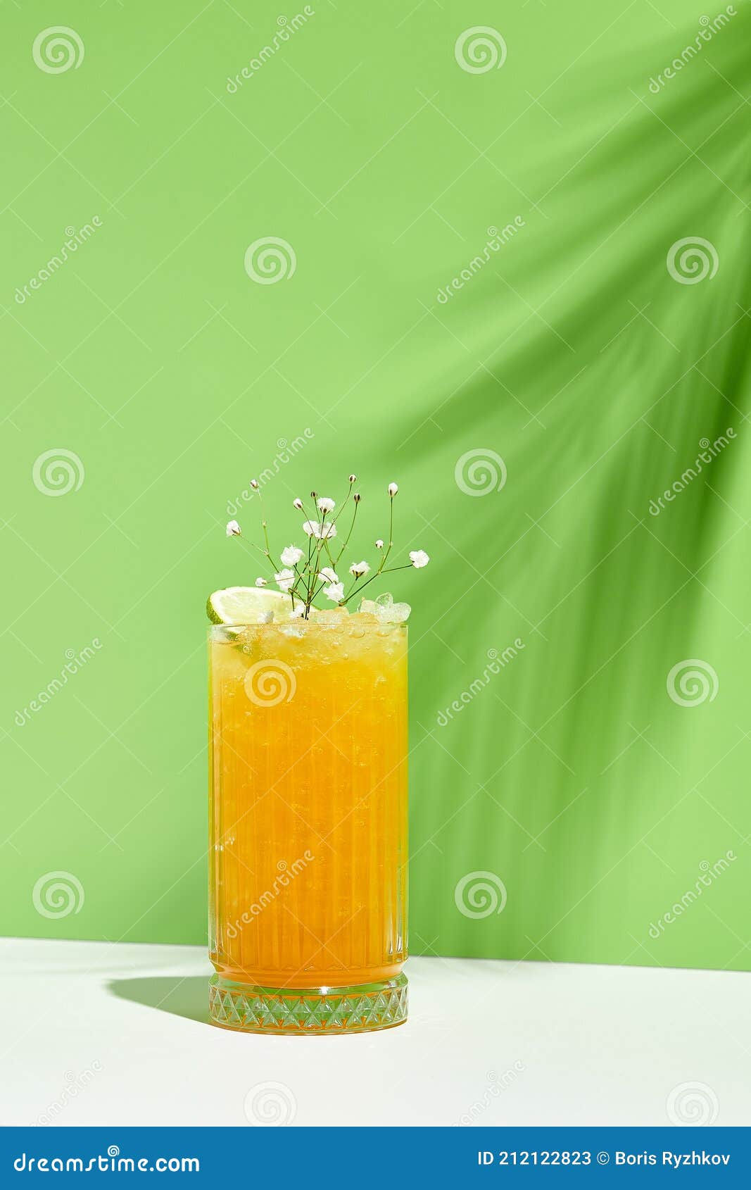 Wallpaper #GGfpAZMBSpphPi3-Wa1b52 Mango Lemonade Drink Over Green Background White Table with Sunlight