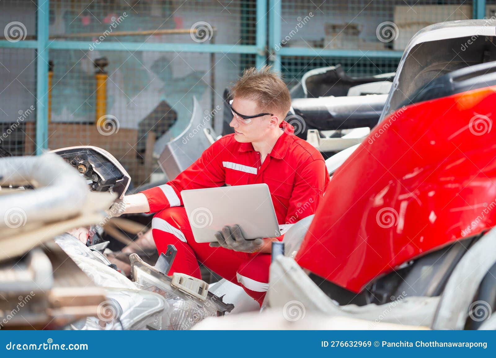Wallpaper #5D98PJMBLiIJ4c9OFJE_173 Mechanical Man Inspecting Car Parts Stock on Laptop Computer While