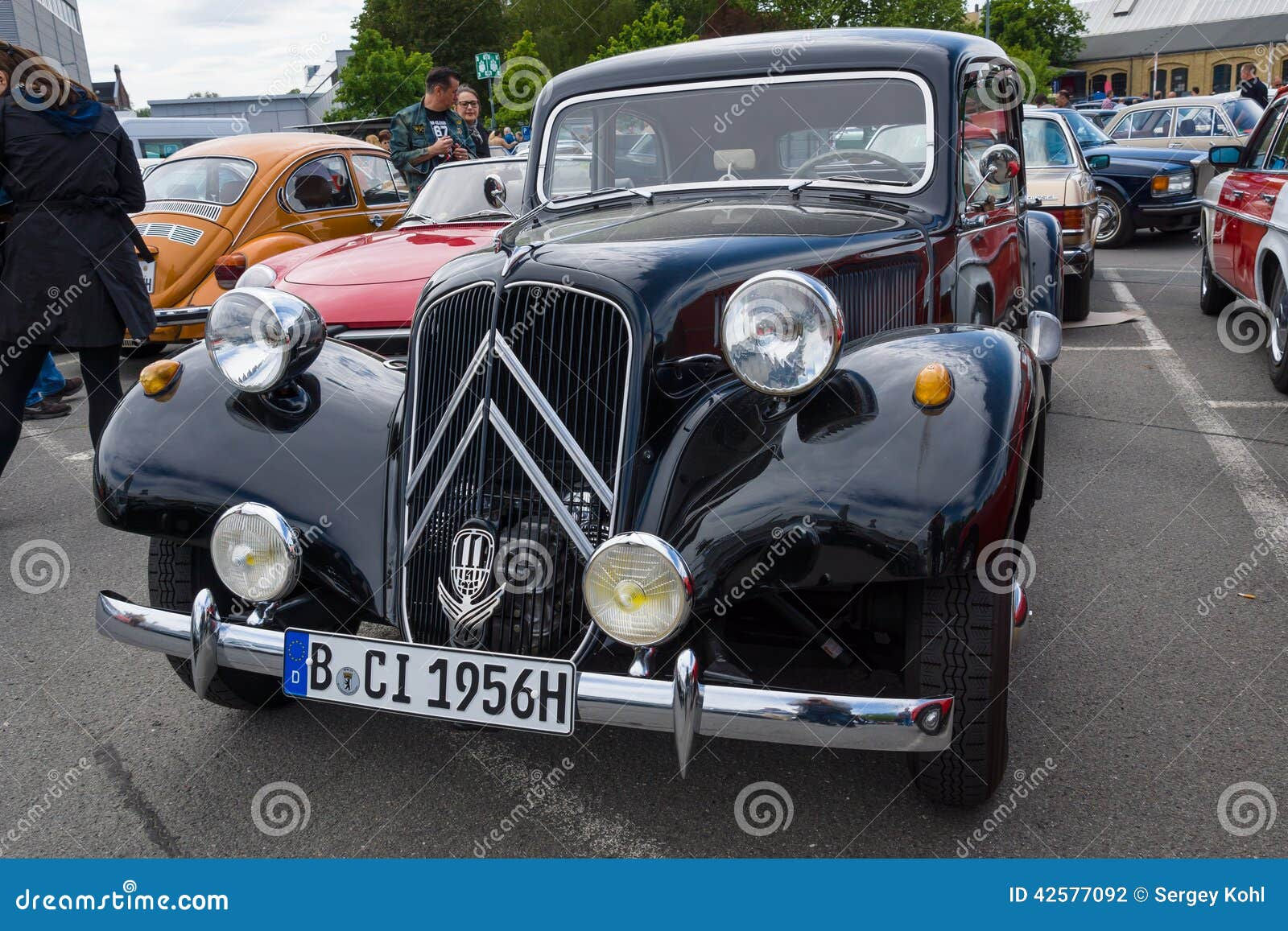 Wallpaper #Q2jaHJMBSpphPi3-7CQA74 Mid Size Luxury Car Citroen Traction Avant Editorial Photography