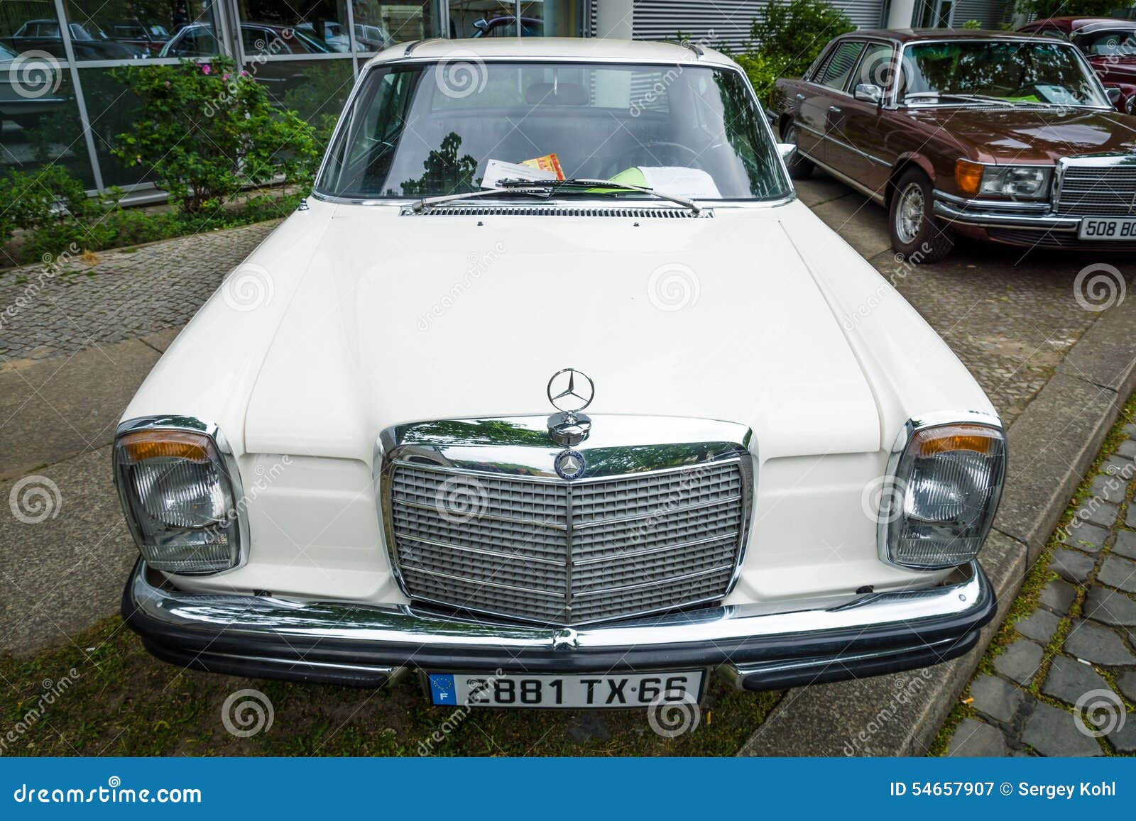 Wallpaper #Q2jaHJMBSpphPi3-7CQA78 Mid Size Luxury Car Mercedes Benz 250ce W114 1971 Editorial