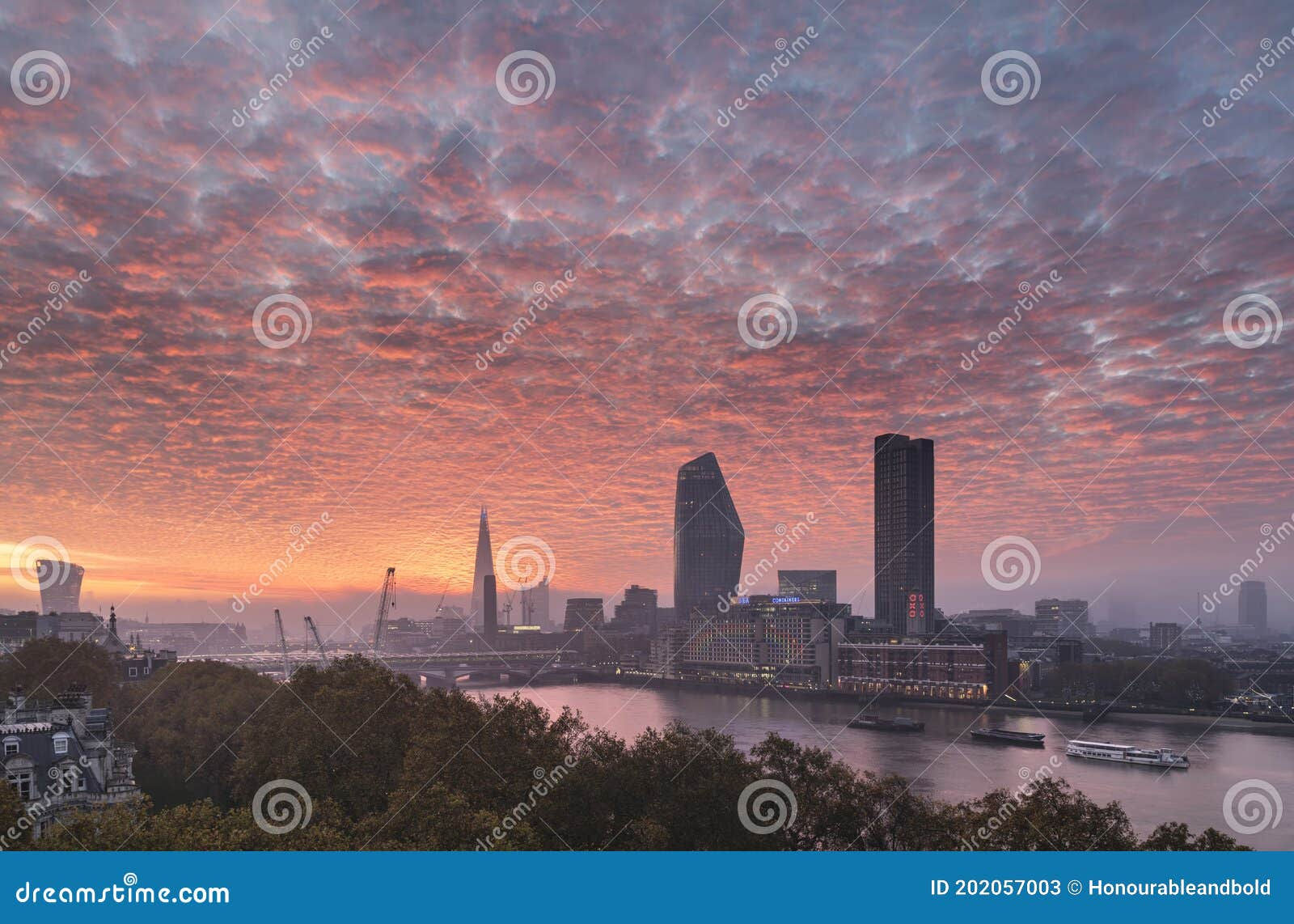 Wallpaper #2WigFZMBSpphPi3-egh-353 Majestic Lamndscape Image of Sunrise Over London Cityscape with