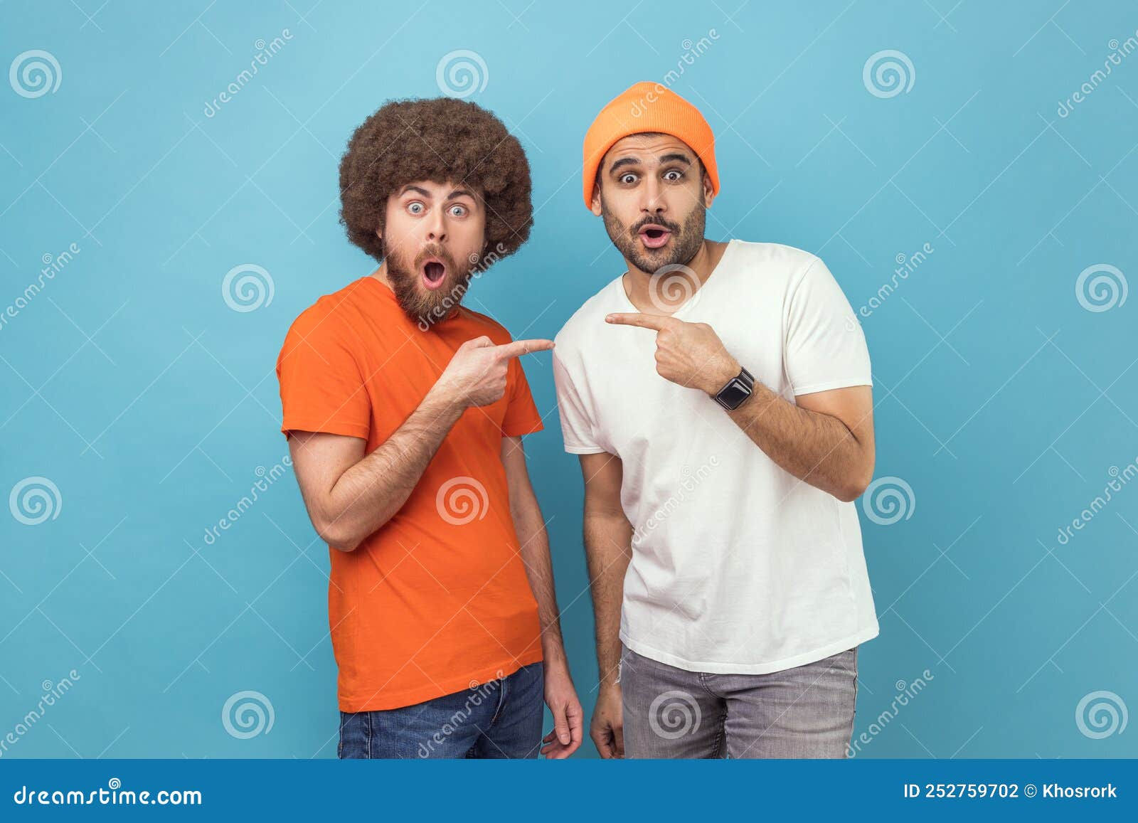 Wallpaper #1Gc0CJMBSpphPi3-gckF77 Two Men Pointing Finger Each Other Looking at Camera with Shocked