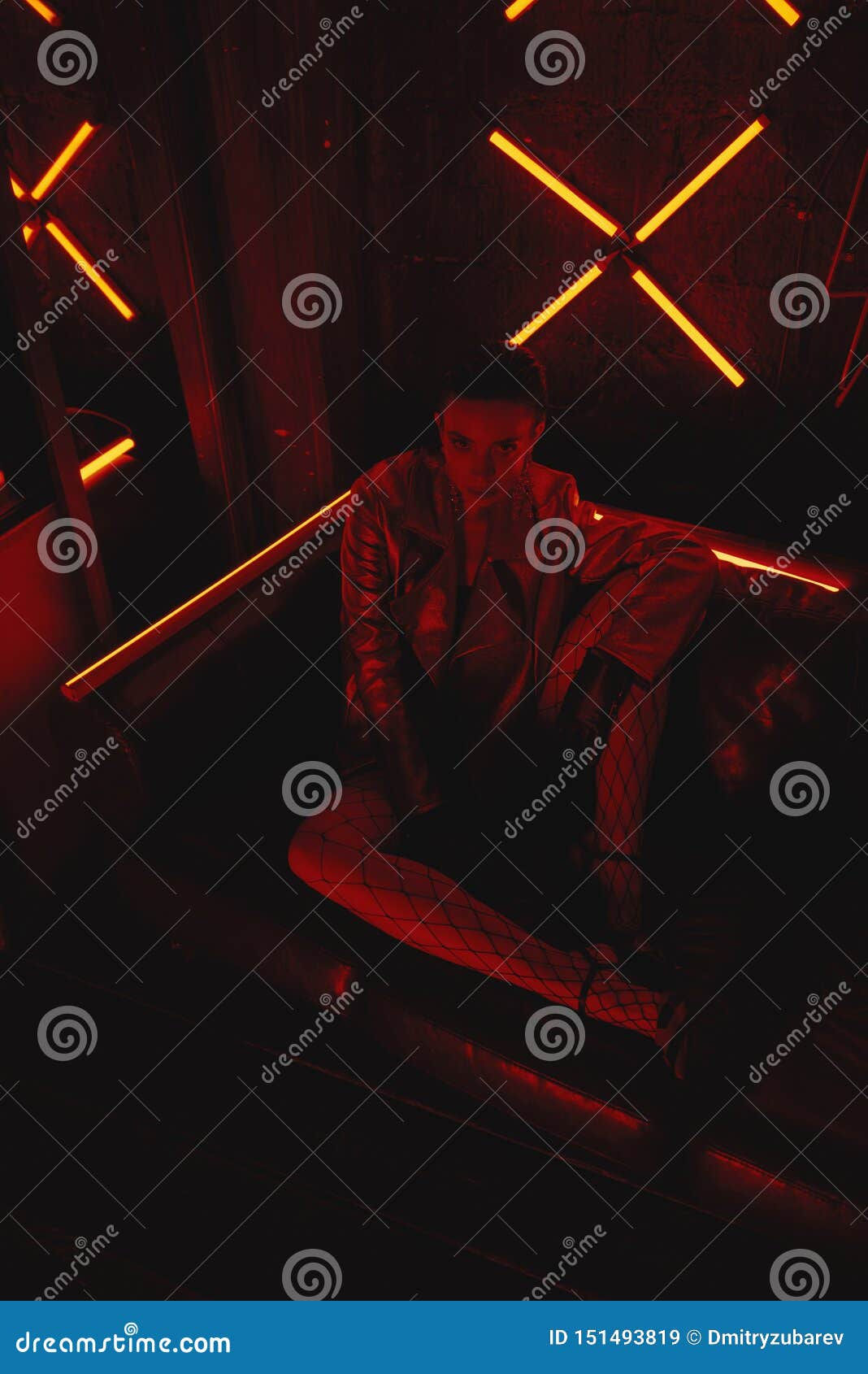 Wallpaper #qrgnjZIBJvJKYCmE3tVL23 Tir De Cyberpunk De Modele Utilisant La Veste Rouge De Cyclistes Se