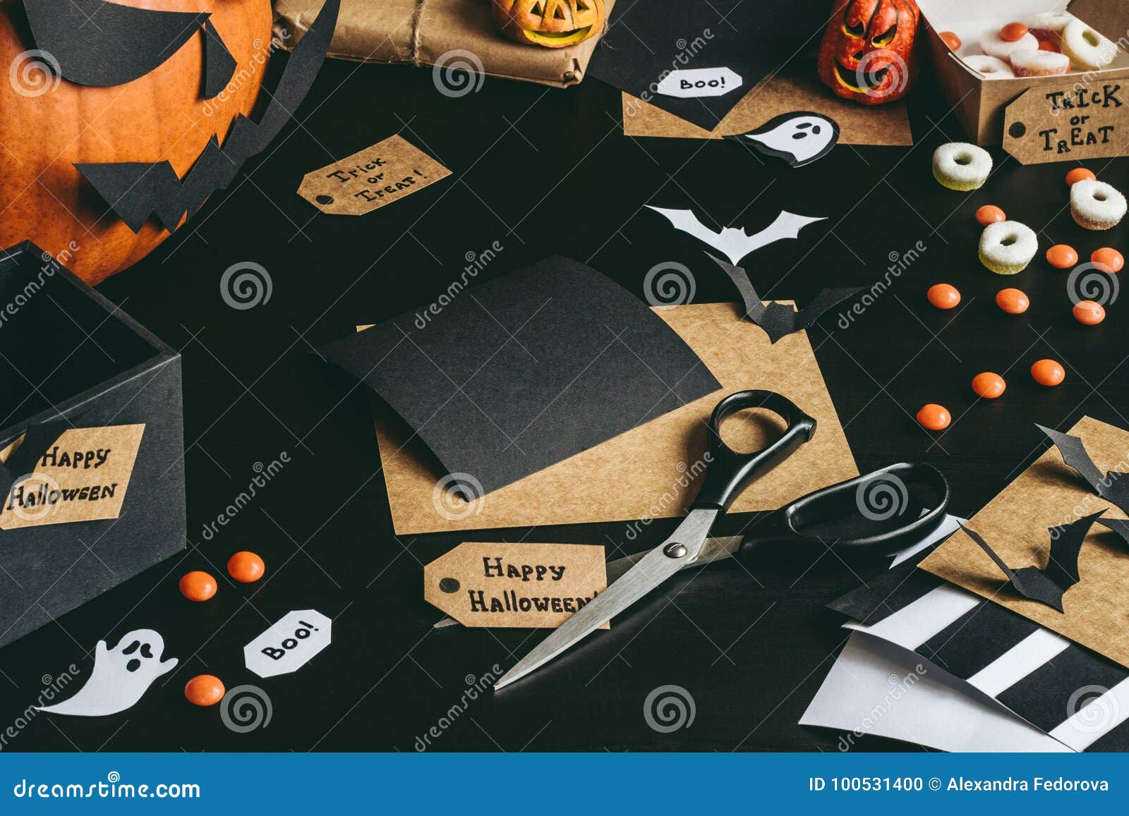 Wallpaper #lQMqZpMBpyOg8YnE0dqs63 Halloween Preparation Halloween Decoration Made of Craft Paper Stock