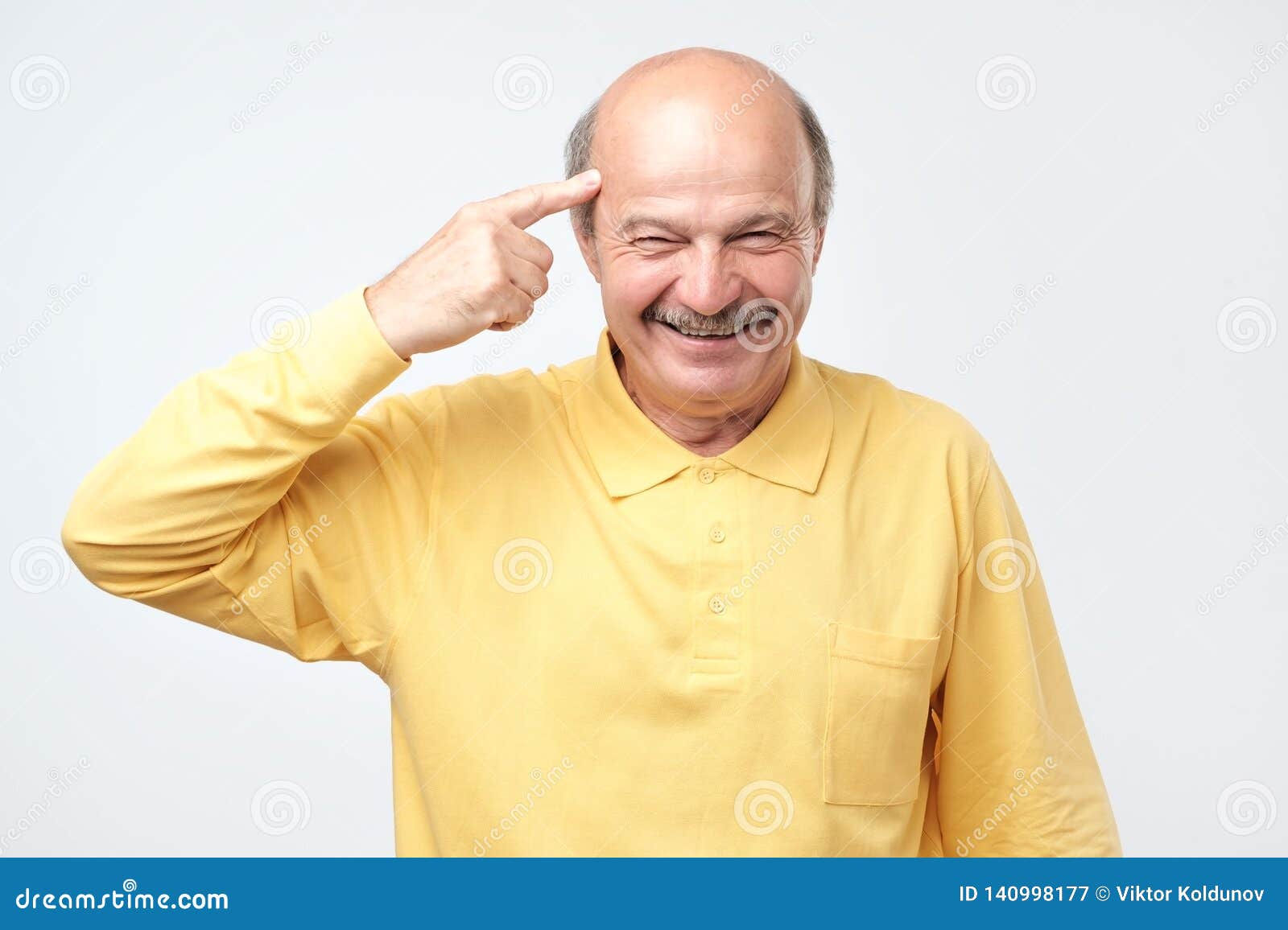 Wallpaper #IWf6_JIBSpphPi3-lZoB153 Senior Man Smiling Pointing to Head with One Finger Great Idea or