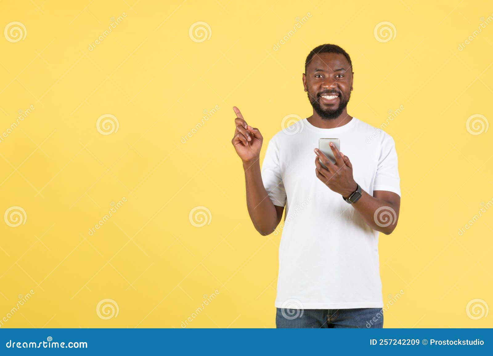 Wallpaper #IWf6_JIBSpphPi3-lZoB160 Happy Black Man Using Cellphone Pointing Finger Over Yellow Background