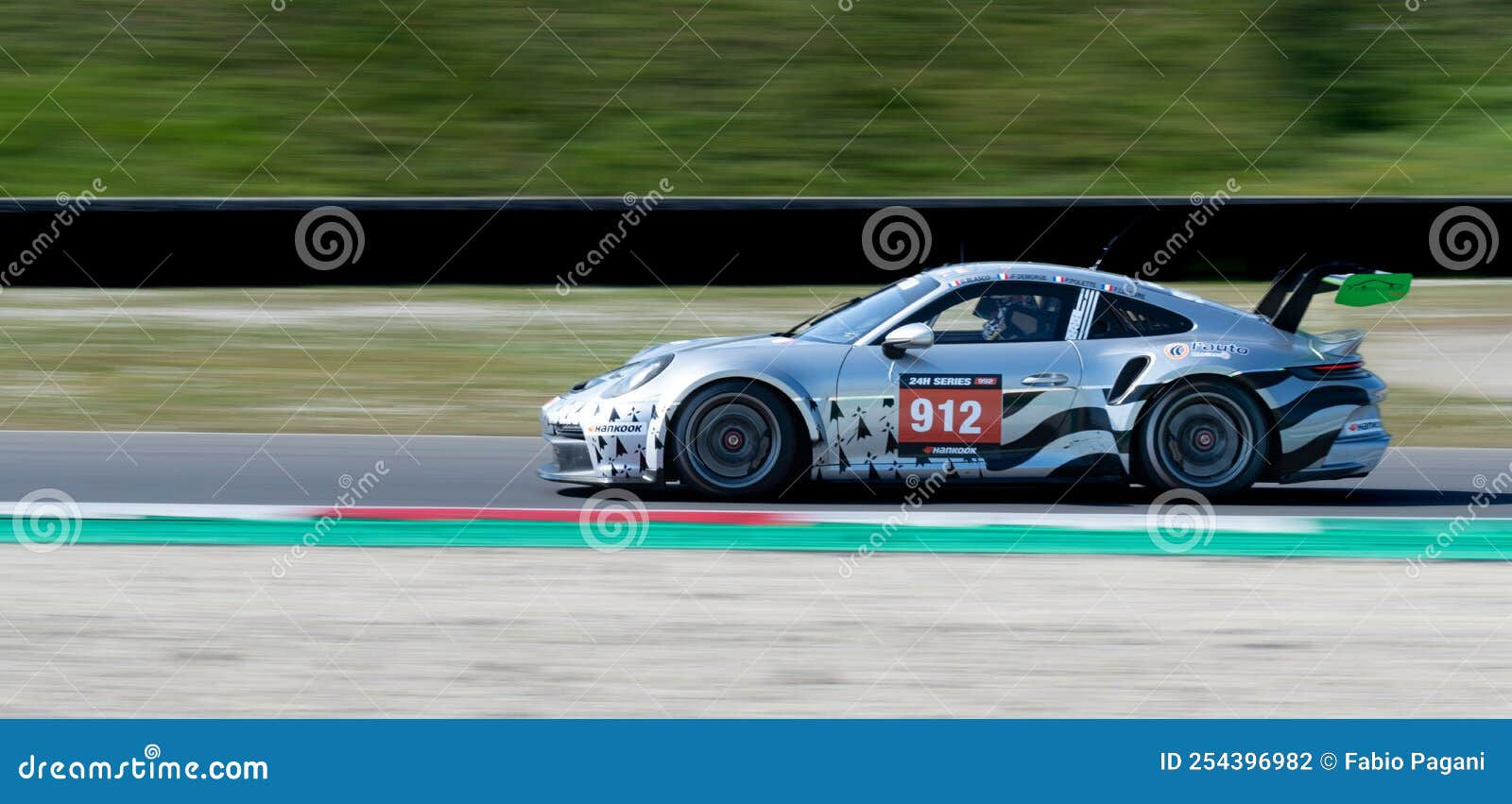 Wallpaper #Y7g615IBJvJKYCmE0eJt26 Porsche 911 GT Race Car Action on Racetrack Blurred Motion Background