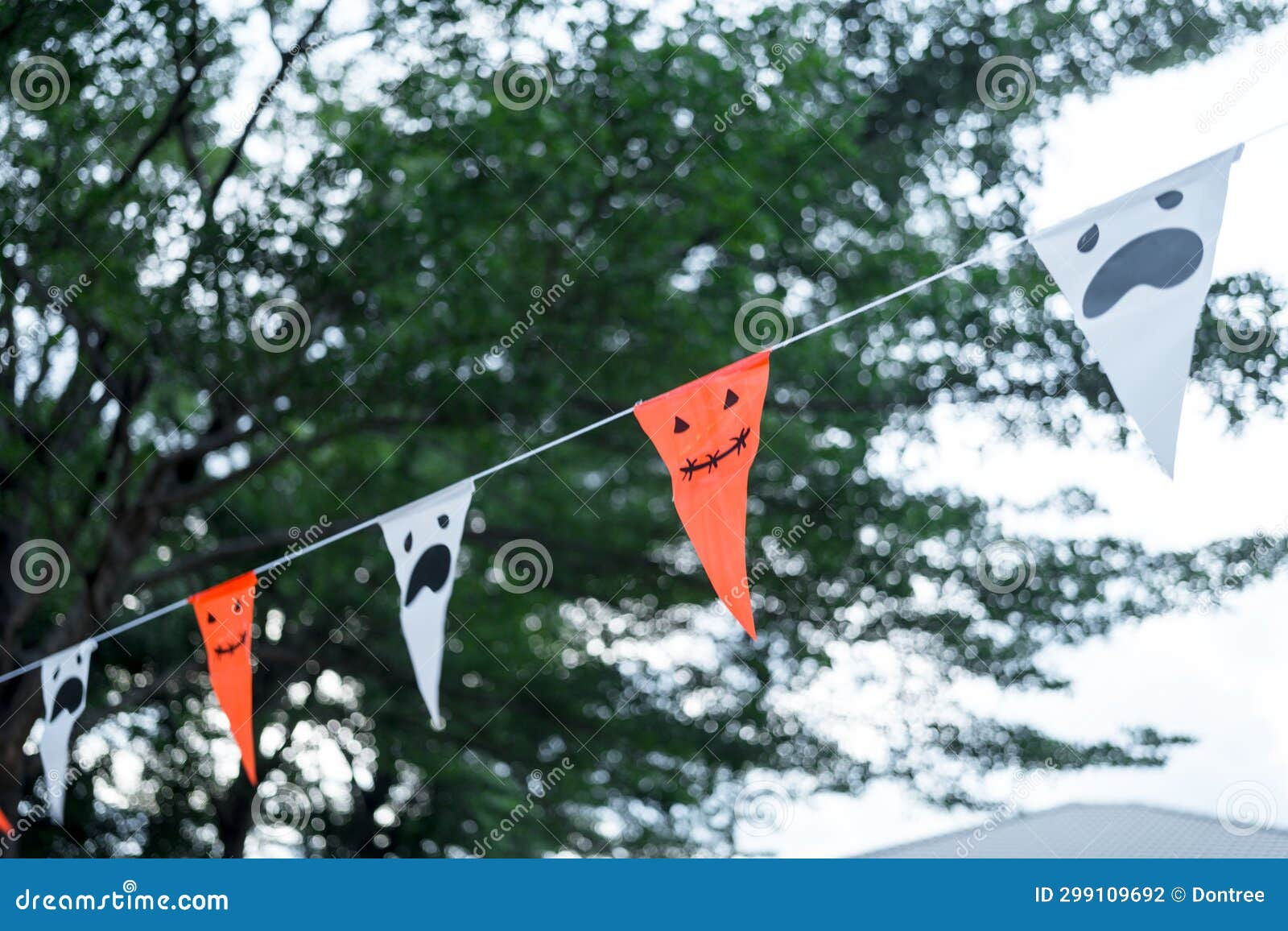 Wallpaper #lQMqZpMBpyOg8YnE0dqs134 Paper Halloween Decorations Made of Paper at Party Stock Photo Image