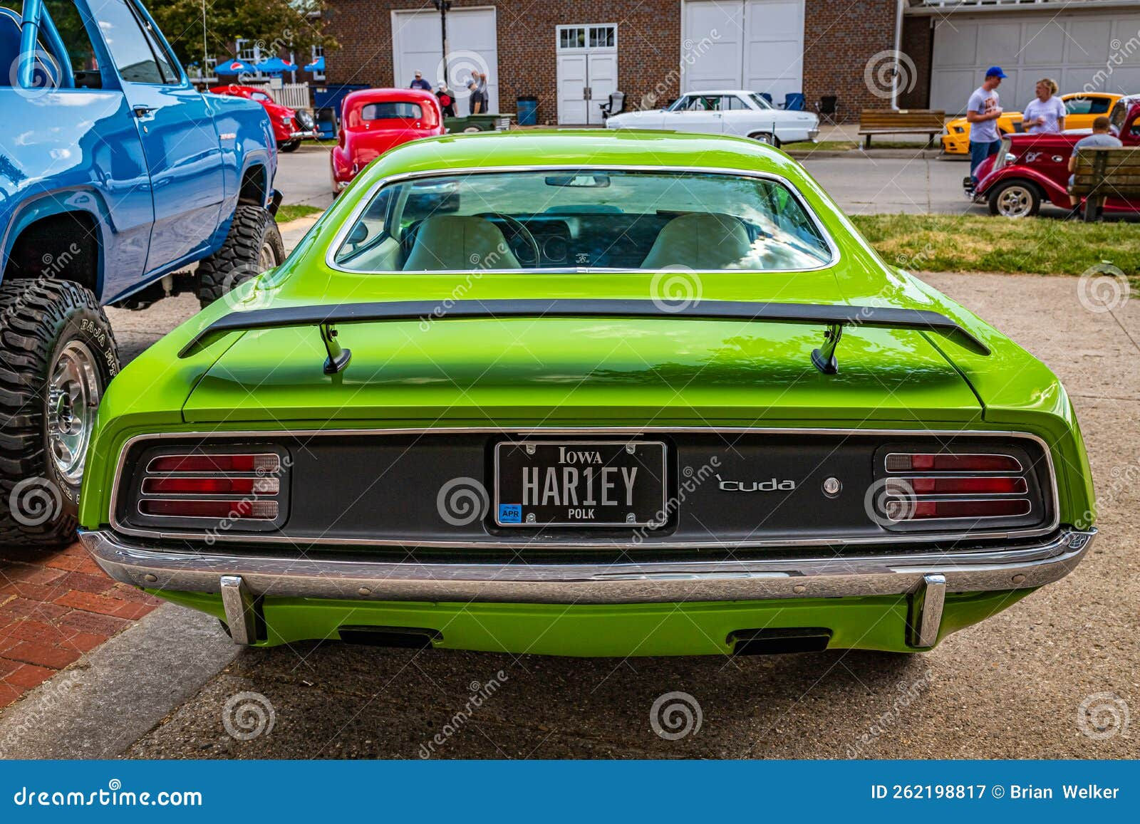 Wallpaper #o0A_MZMBJhL2WPbavMX7227 Plymouth Hemi Cuda 1970 Coupe on Display Editorial Image