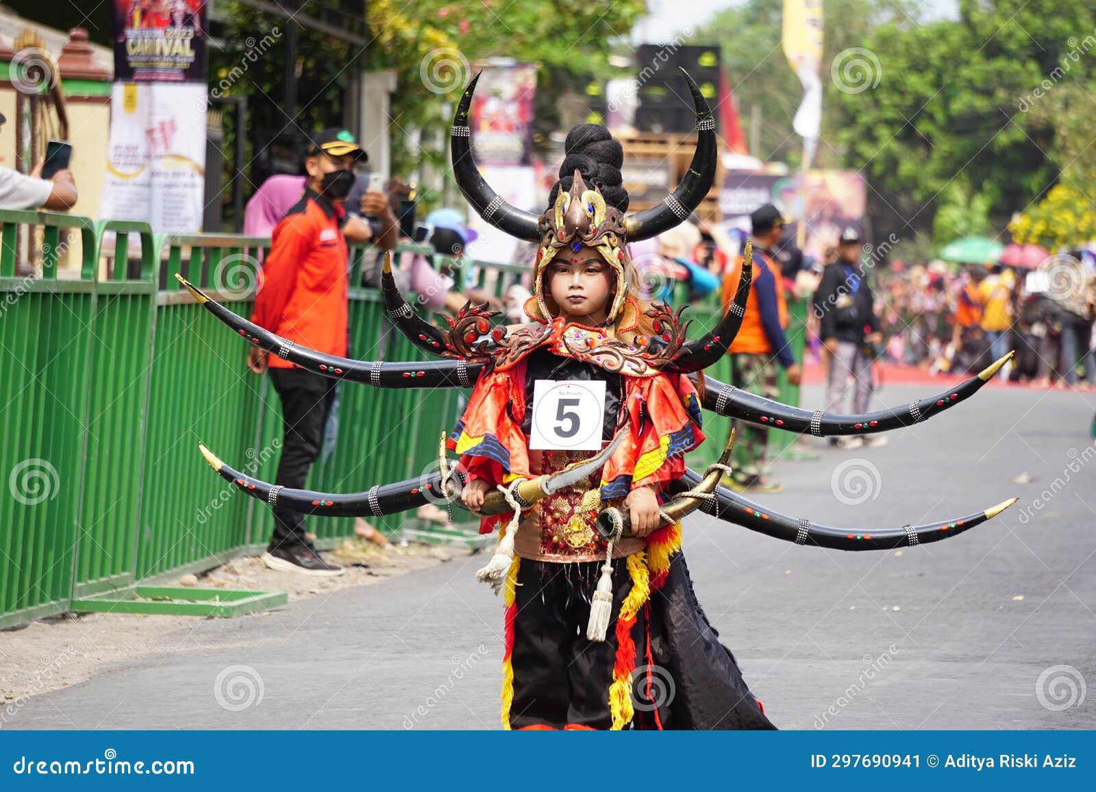 Wallpaper #xGc-AJMBSpphPi3-3KX-145 The Participant Biro Fashion Carnival with a Spider Costume Editorial